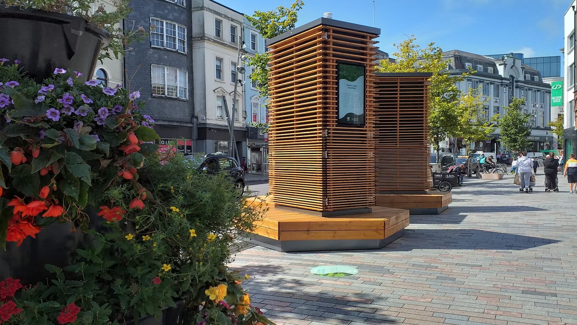 arredo urbano che combatte l'inquinamento: Un'infrastruttura City Tree a Cork, in Irlanda (Foto: Green City Solutions)