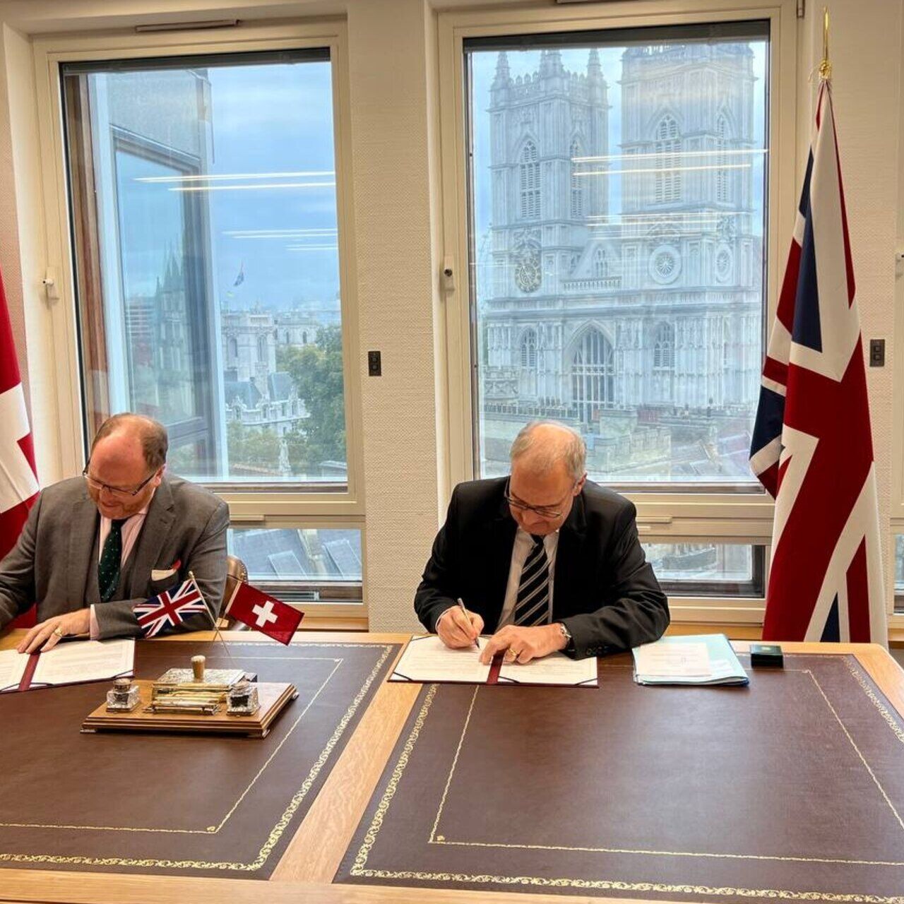 Il Consigliere Federale svizzero Guy Parmelin e il Ministro britannico George Freeman