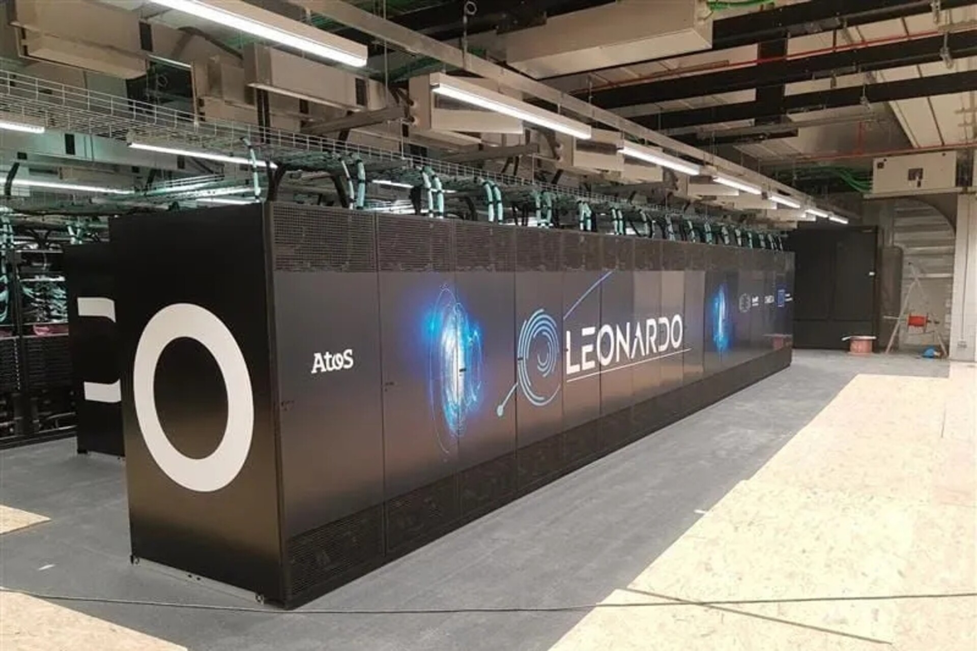 Bologna'daki Büyük Veri Teknopolü'ndeki binasının içindeki Leonardo süper bilgisayarı