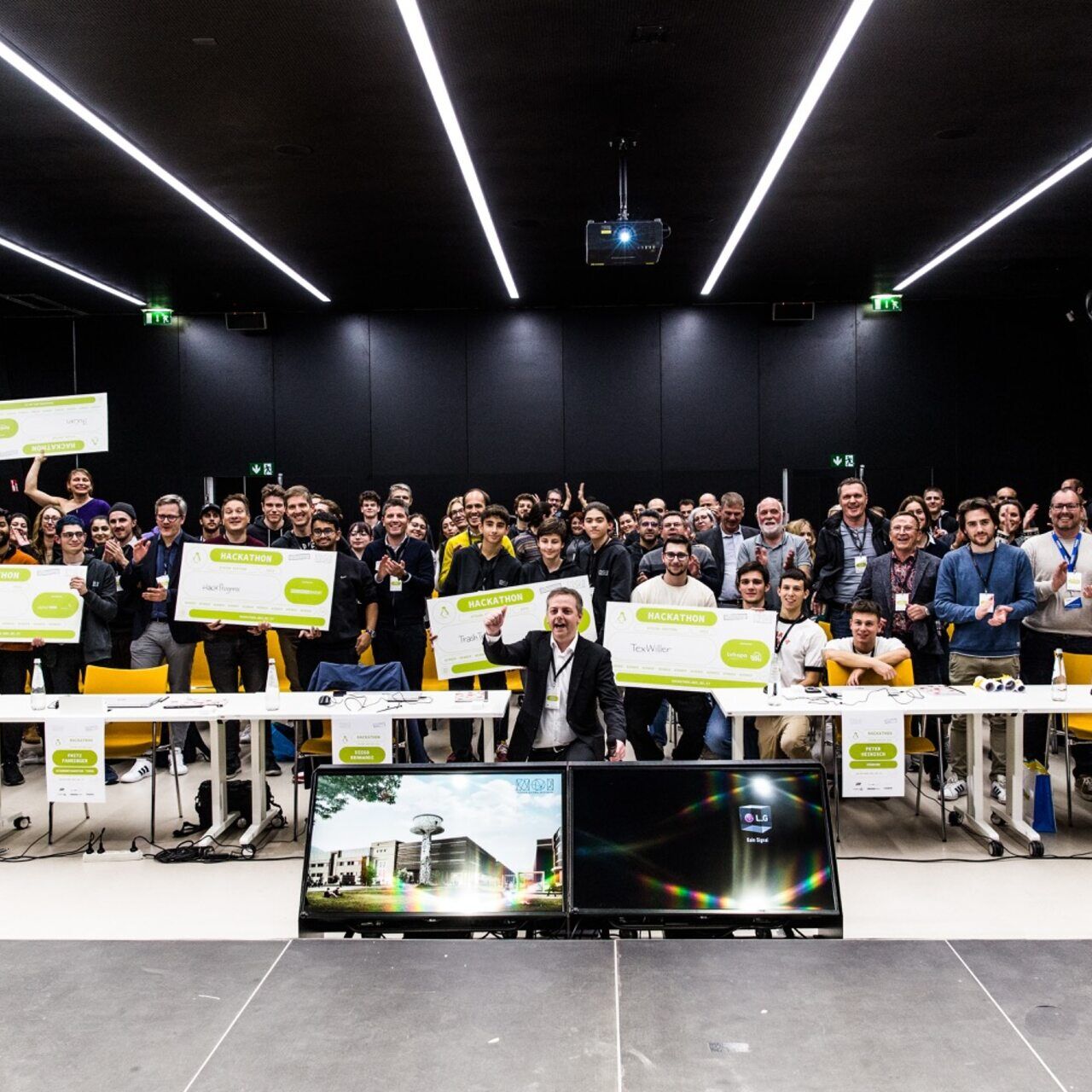 La premiazione dei vincitori 2022 della “NOI Hackathon SFScon Edition” a Bolzano l'11 e 12 novembre