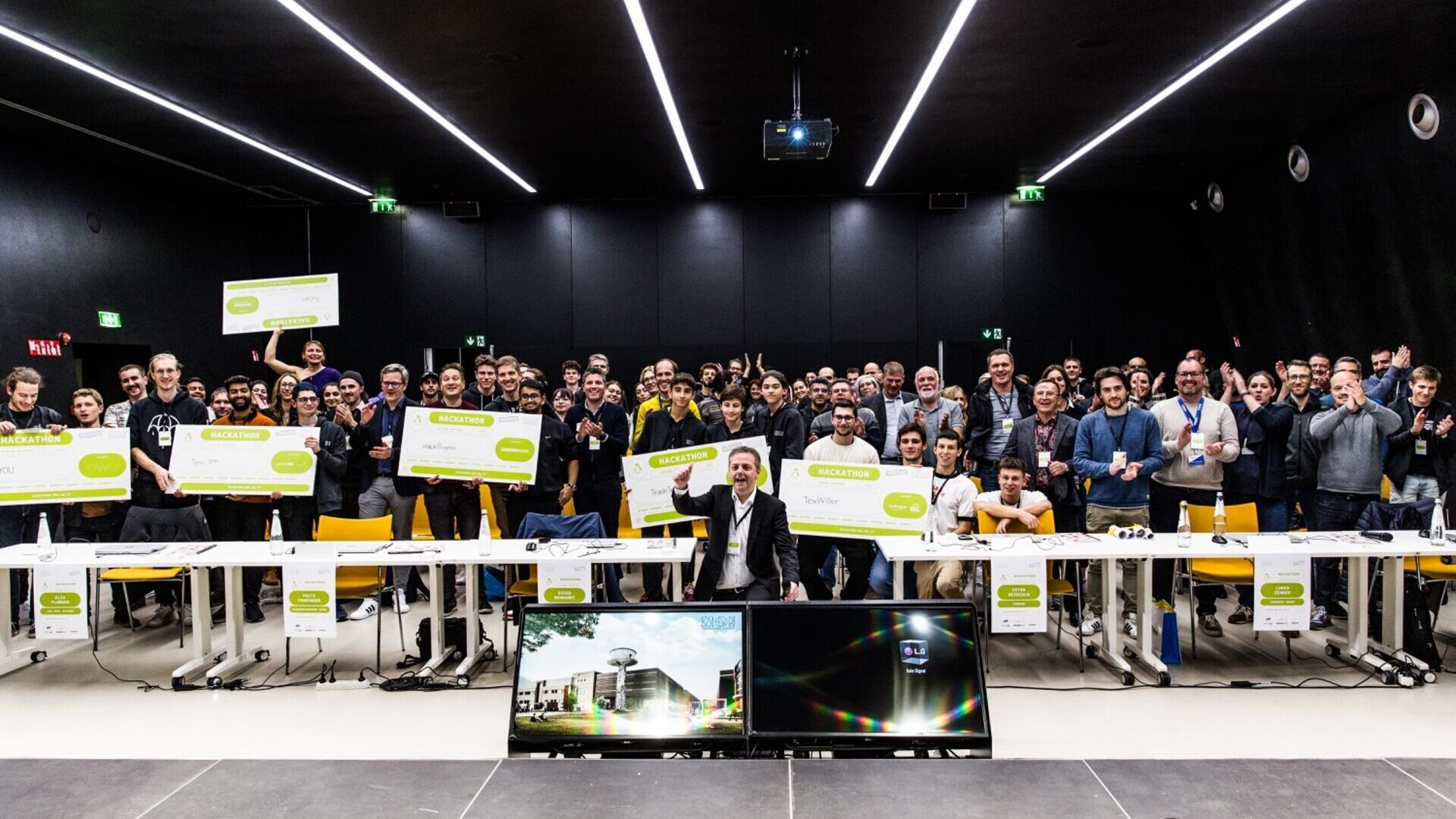 La premiazione dei vincitori 2022 della “NOI Hackathon SFScon Edition” a Bolzano l'11 e 12 novembre
