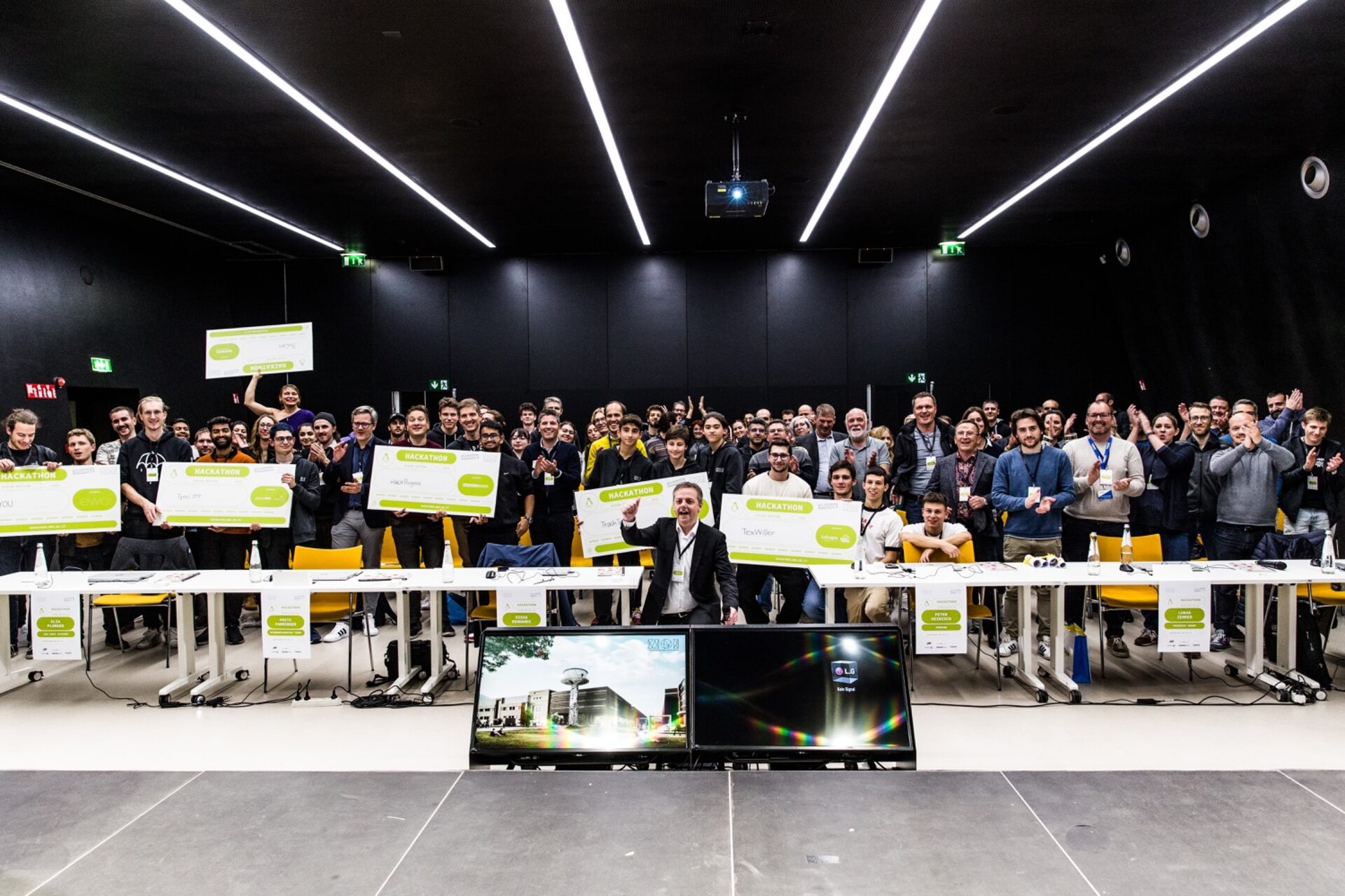 Prisutdelingen av 2022-vinnerne av "NOI Hackathon SFScon Edition" i Bolzano 11. og 12. november
