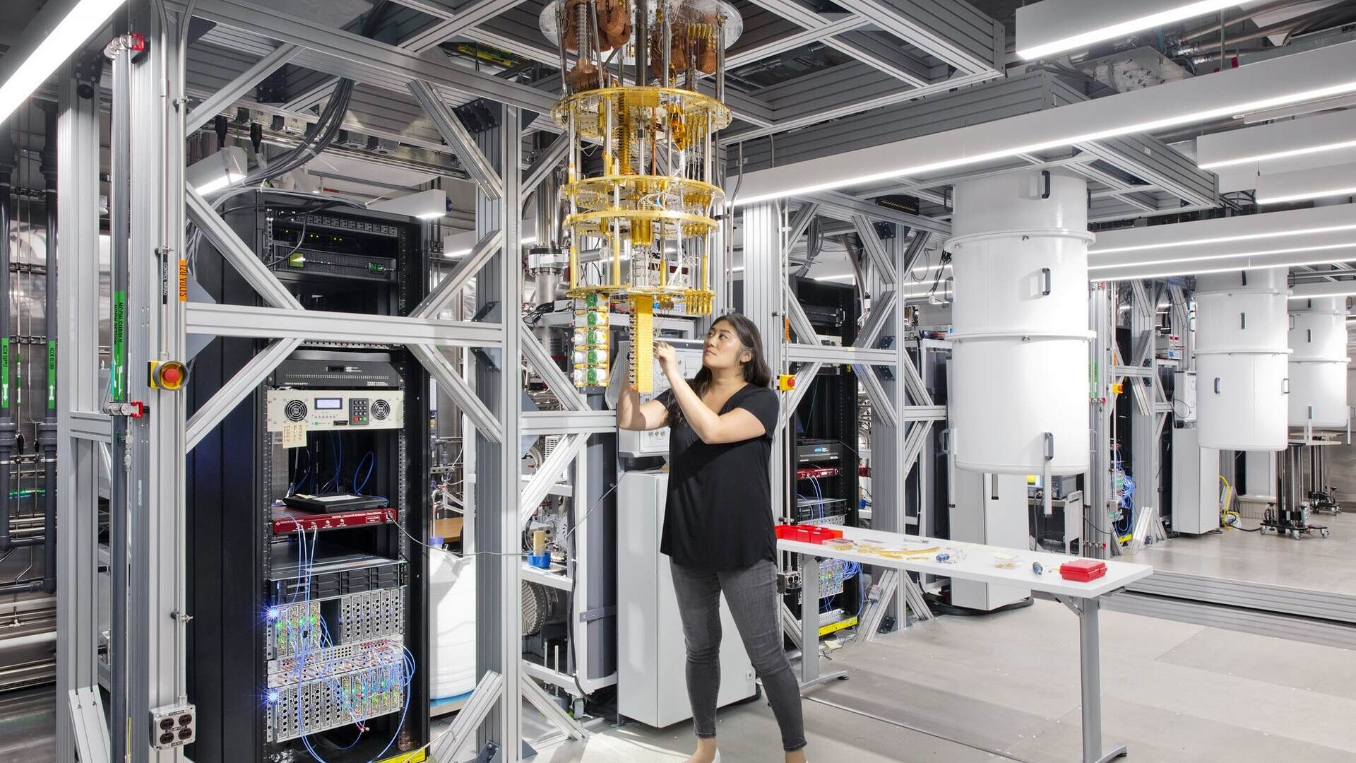 La scienziata Maika Takita all'interno delI'IBM Quantum Lab del Thomas John Watson Research Center
