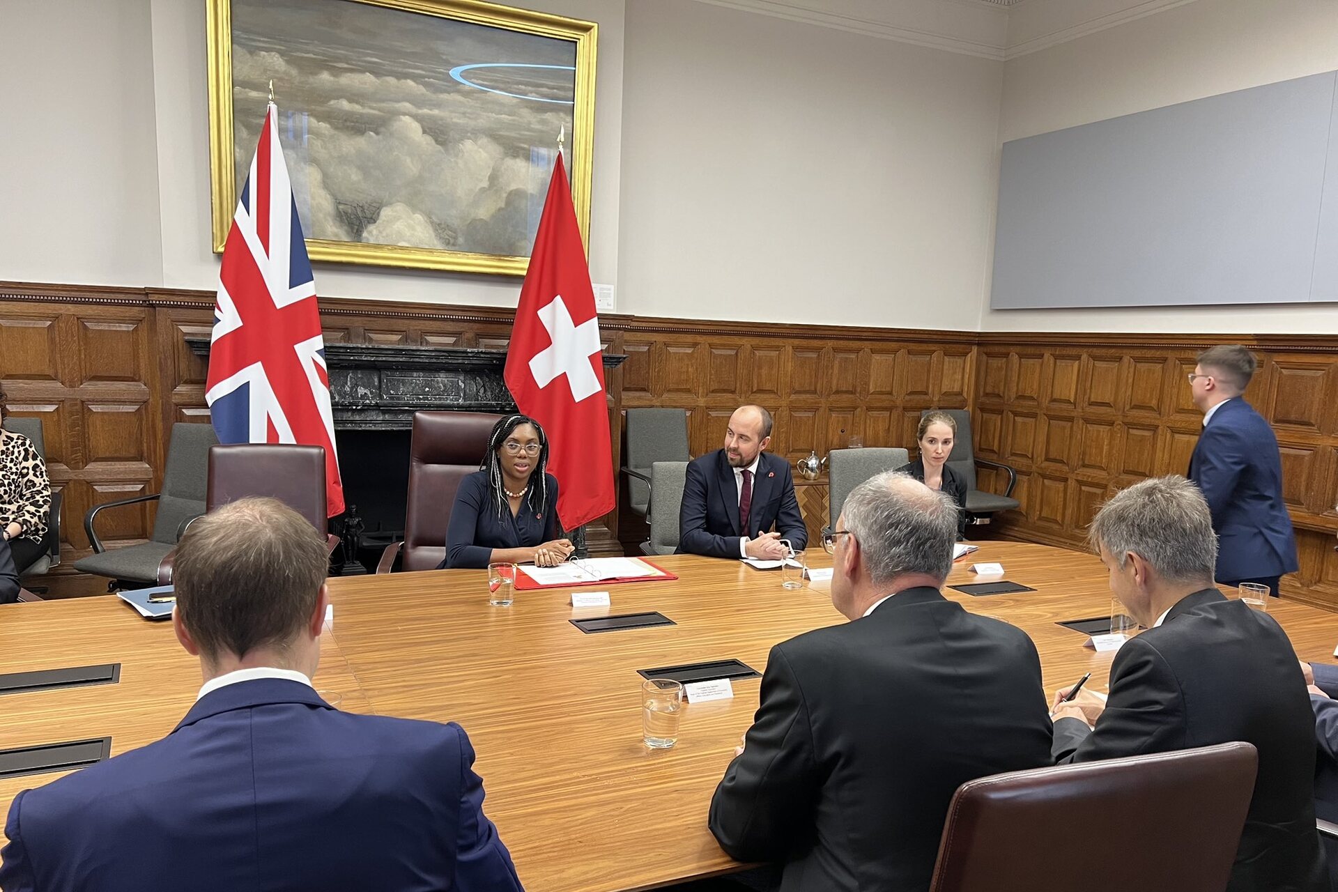 Delegacje Szwajcarii i Wielkiej Brytanii przy podpisaniu protokołu ustaleń z dnia 10 listopada 2022 r.