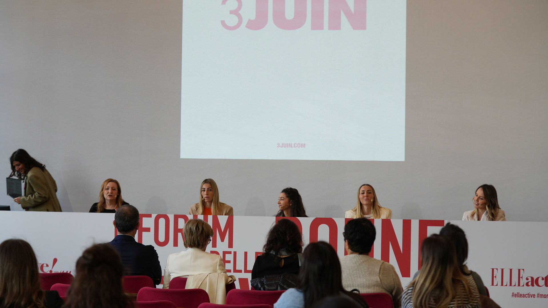 3JUIN-dən Perla, Antonia və Margherita Alessandri, Hearst Digital-in baş direktoru Simona Zanette ilə "Elle active!"