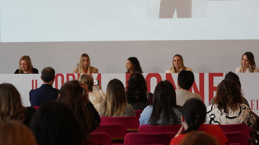 Perla, Antonia en Margherita Alessandri van 3JUIN werden geïnterviewd door Simona Zanette, CEO van Hearst Digital bij "Elle active!"