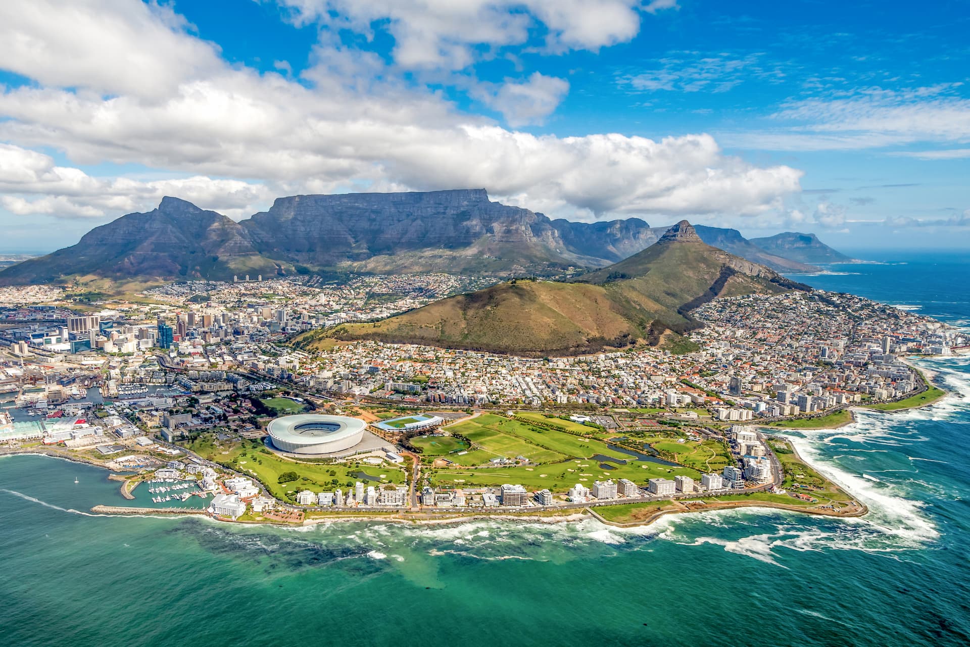Fotoğrafta Güney Afrika'nın idari başkenti Cape Town'un havadan görünümü. Ülke, en yüksek suç oranı kayıtlarından birine sahip olmasıyla ünlüdür (Fotoğraf: Ben1183 - iStock)
