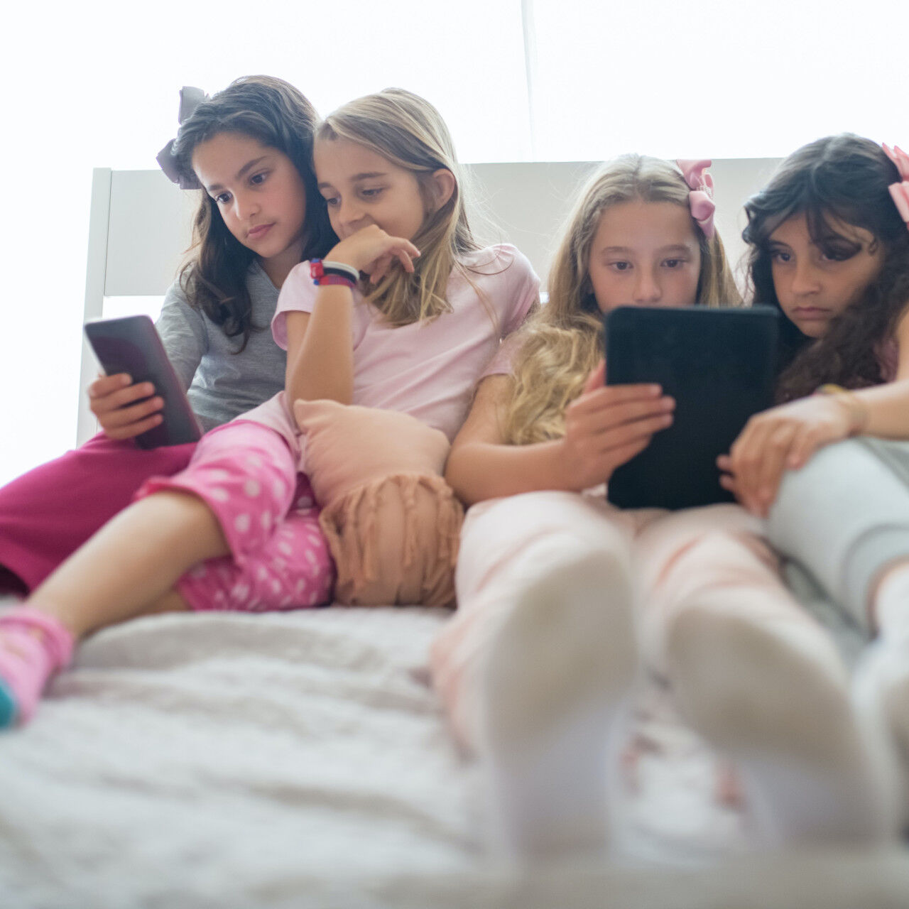 I bambini sui social: a volte la tecnologia porta i bimbi a socializzare tra di loro solamente attraverso di essa