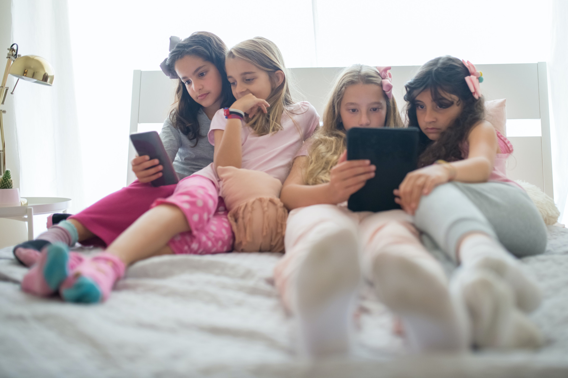 I bambini sui social: a volte la tecnologia porta i bimbi a socializzare tra di loro solamente attraverso di essa