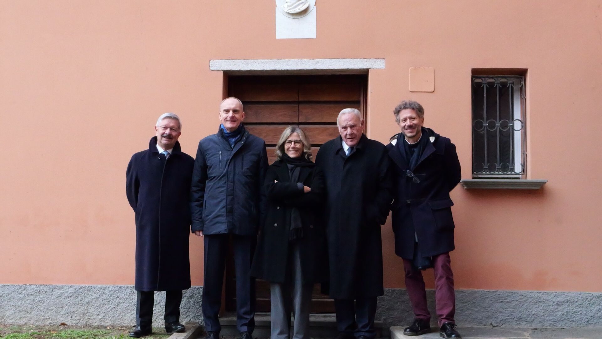 Human and natural sciences: Antonio Melli, Vice-President of the IBSA Group, Roberto Badaracco, Municipal of Lugano, Silvia Misiti, Director of the IBSA Foundation for Scientific Research, Arturo Licenziati, President and CEO of the IBSA Group, and Luigi Di Corato, Director of the Division Culture of the City of Lugano, in front of the entrance to Casa Carlo Cattaneo on Christmas Eve 2022 (Photo: City of Lugano)