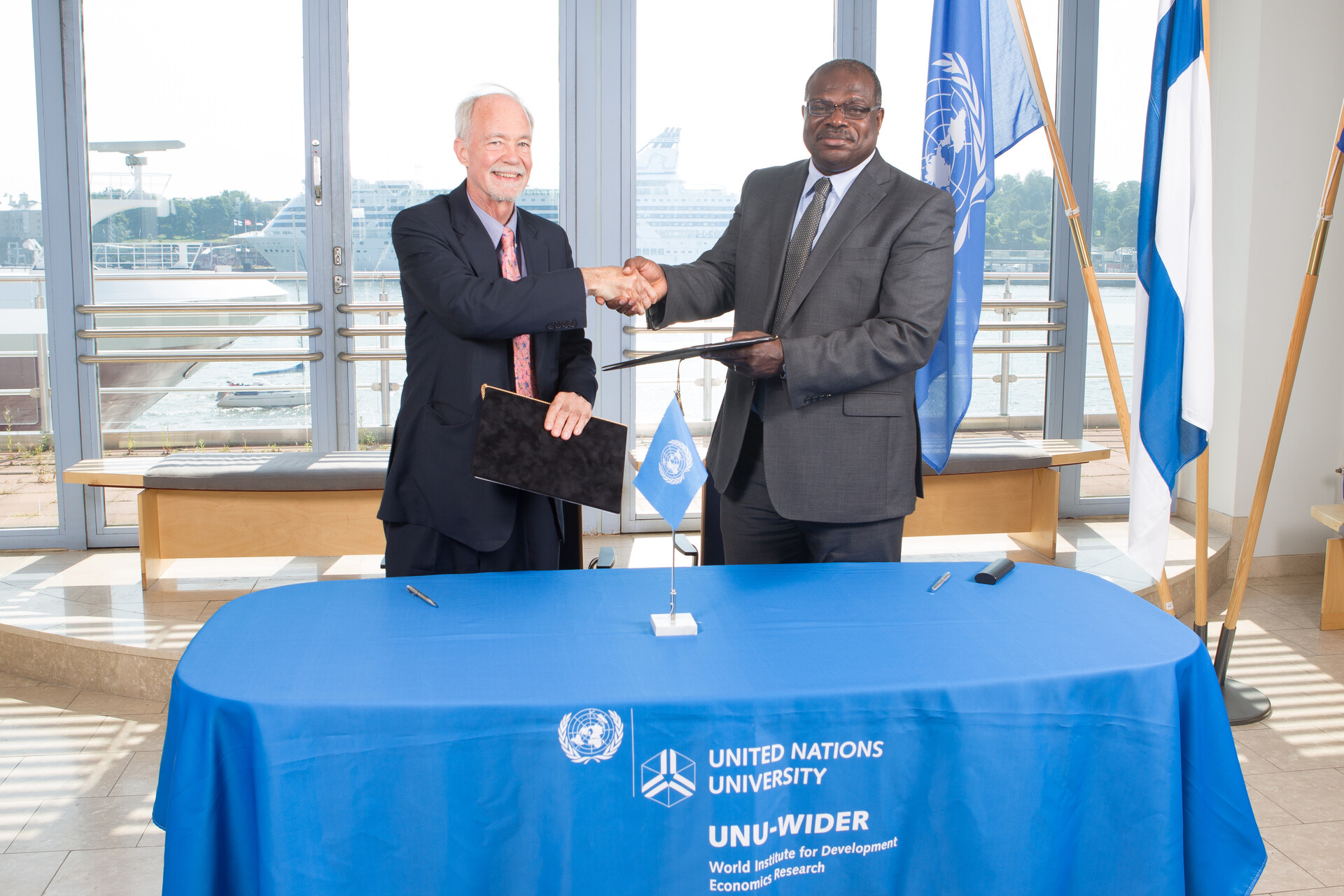 Università ONU: David Malone, Rettore dell’Università dell’Organizzazione delle Nazioni Unite, all’atto di stringere la mano di Ernest Aryeetey, Vice Cancelliere dell'Università del Ghana: Accra accoglie l’Institute for Natural Resources in Africa (UNU-INRA)