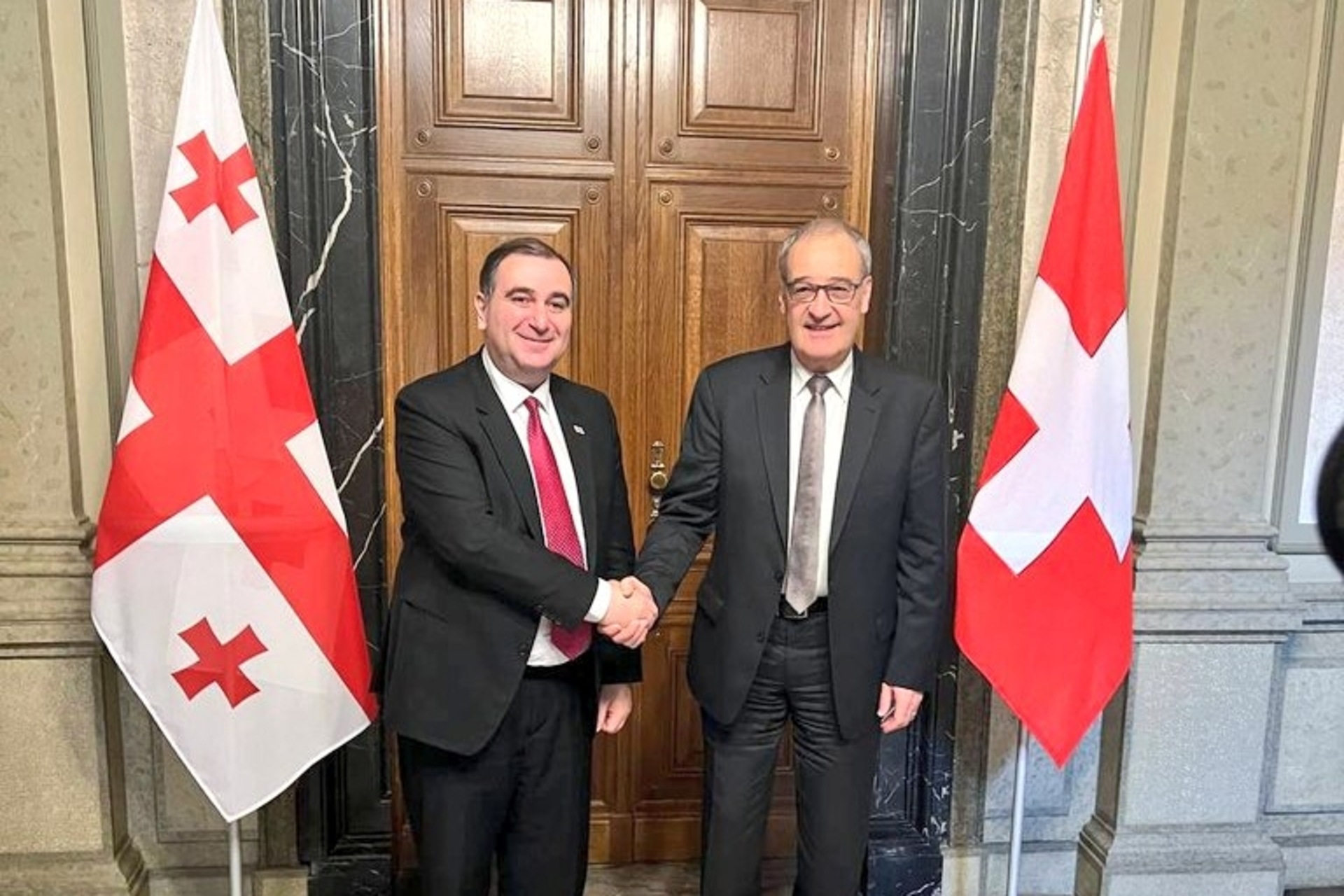 Švietimo mokslinių tyrimų naujovės: Šveicarijos federalinis tarybos narys Guy'us Parmelinas ir Gruzijos ministras Michailas Chkhenkeli
