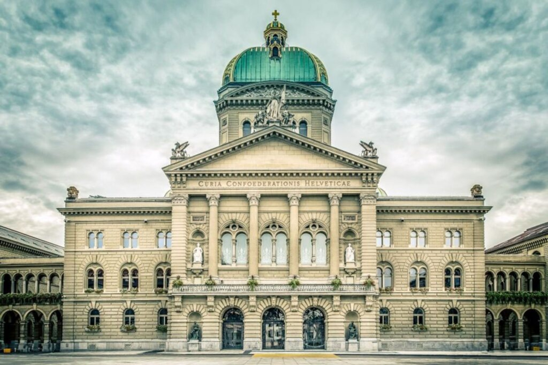 Svizzera digitale: il Palazzo Federale di Berna è la sede del Governo della Svizzera, che vigita sulla trasformazione digitale