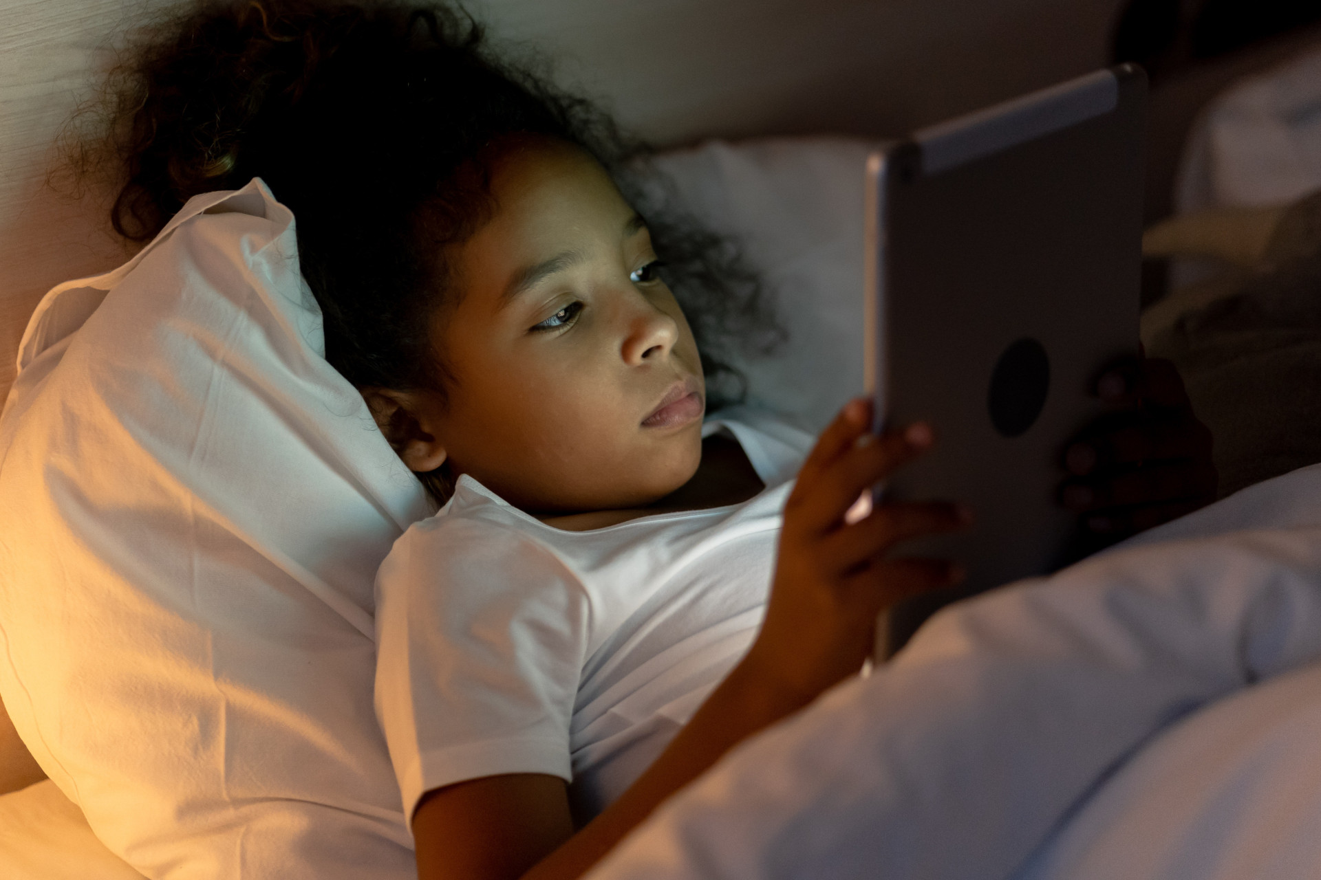 I bambini sui social: in alcuni casi, social network e tecnologia possono portare i fanciulli ad isolarsi maggiormente