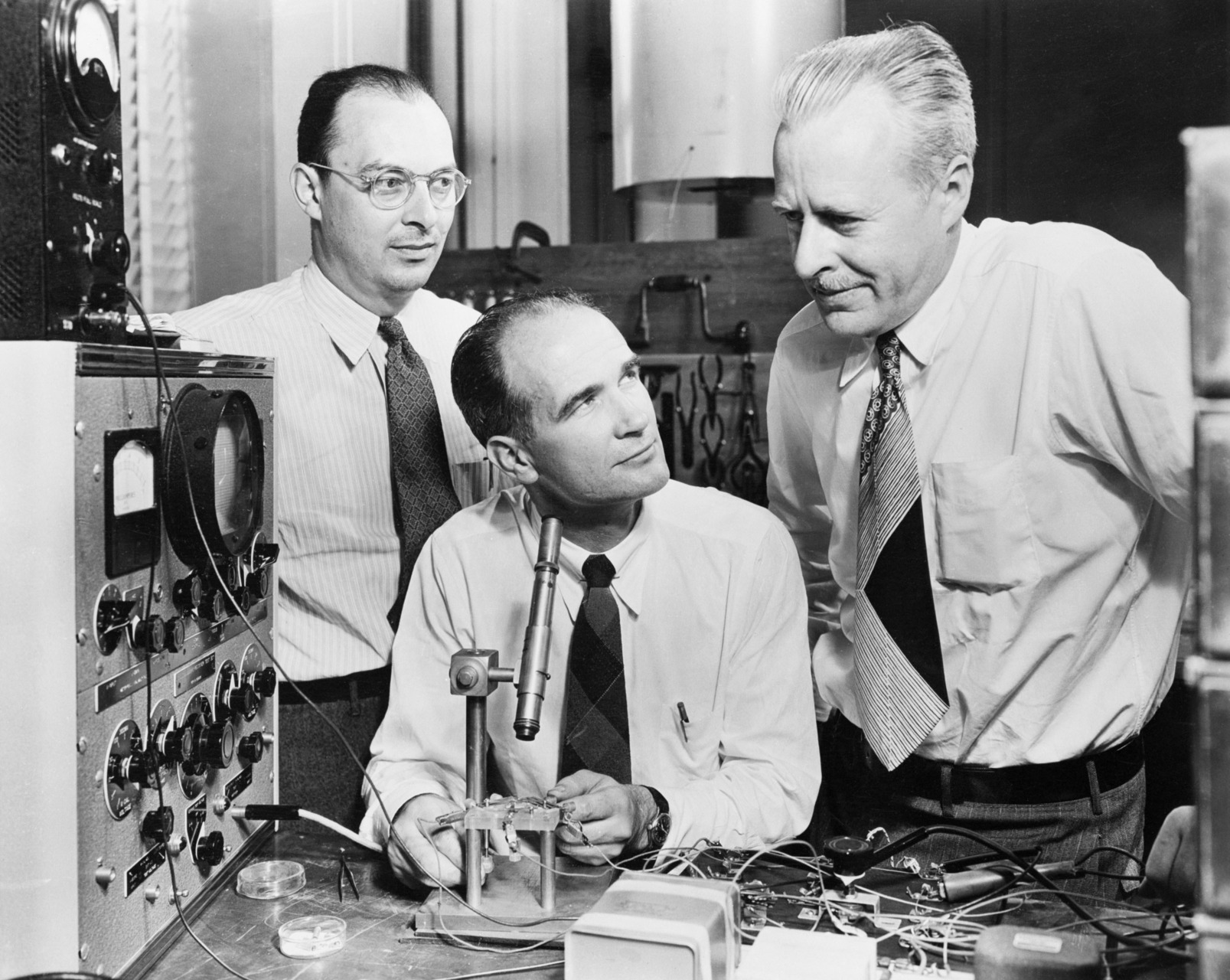 Transistor commutabili con la luce: John Bardeen, William Shockley e Walter Brattain all’interno dei Bell Labs nel 1948: il primo e il terzo inventarono il transistor a contatto puntiforme l’anno precedente, mentre il secondo congegnò il transistor a giunzione bipolare nella stessa stagione