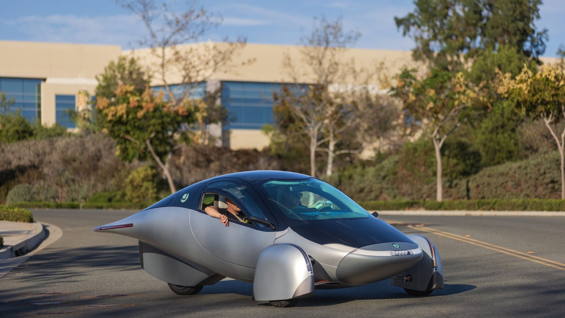 Solarni avto: Aptera Delta je najbolj trajnosten avtomobil na svetu z dosegom 1600 km na baterijsko napajanje in 70 km na sončno energijo