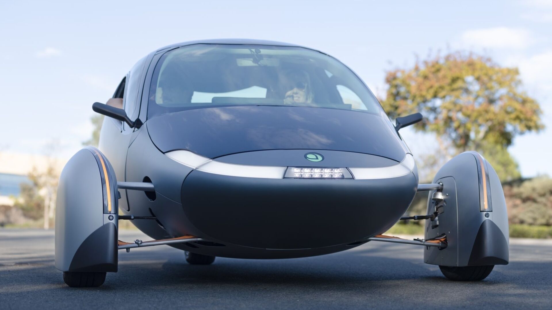 Mobil tenaga surya: Delta Aptera adalah mobil yang paling ramah lingkungan di dunia, dengan jangkauan 1600 km dengan tenaga baterai dan 70 km dengan tenaga surya