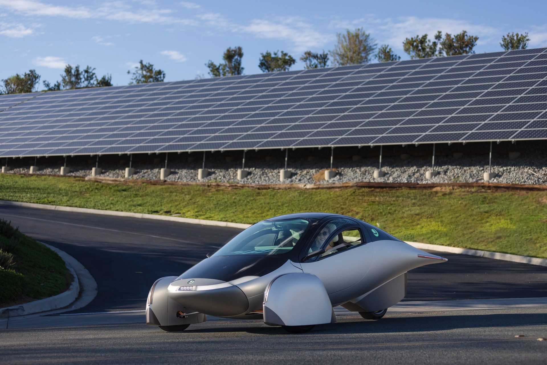 सौर कार: अप्टेरा डेल्टा दुनिया की सबसे टिकाऊ कार है, जिसकी बैटरी पावर पर 1600 किमी और सौर ऊर्जा पर 70 किमी की रेंज है।