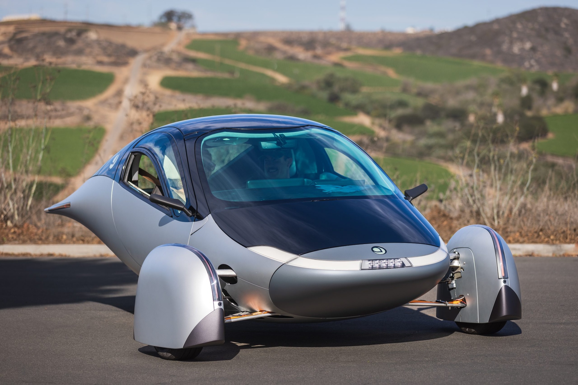 Saules automašīna: Aptera Delta ir ilgtspējīgākā automašīna pasaulē ar 1600 km nobraukumu ar akumulatora enerģiju un 70 km ar saules enerģiju