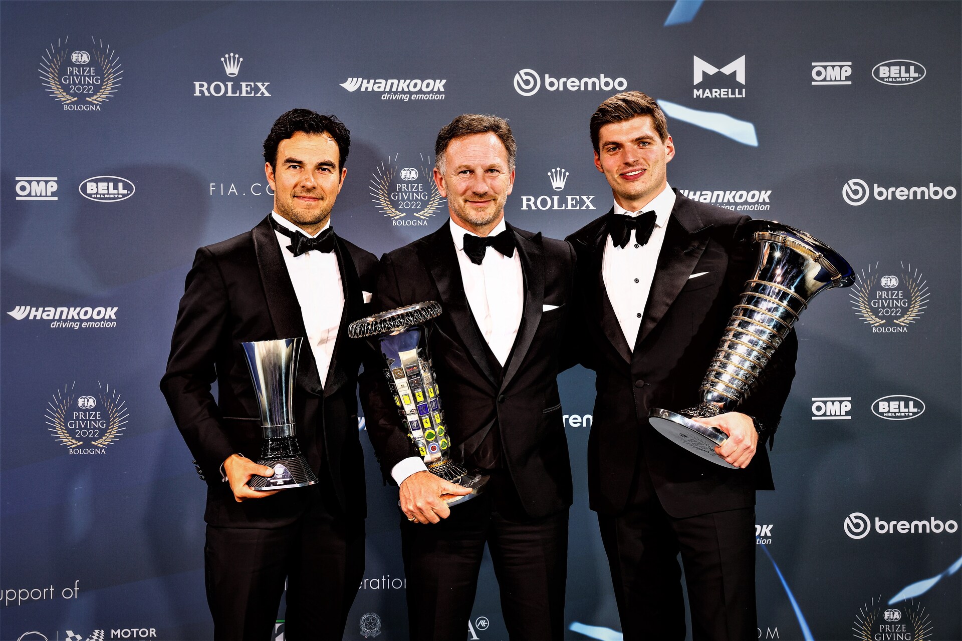 Inovācijas autosportā: 2022. gada FIA balvu pasniegšanas ceremonija Boloņā Kristians Horners, Red Bull Racing komandas vadītājs Formulā 1, starp pilotiem Serhio Peresu un Maksu Verstapenu (Foto: FIA Media)