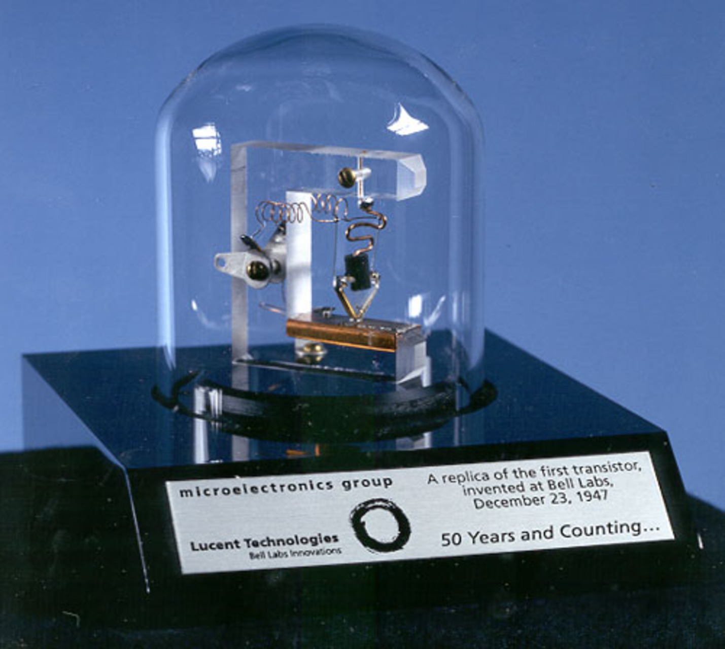 Transistor commutabili con la luce: la replica del primo transistor della storia, inventato ai Bell Labs negli Stati Uniti l'antivigilia di Natale del 1947