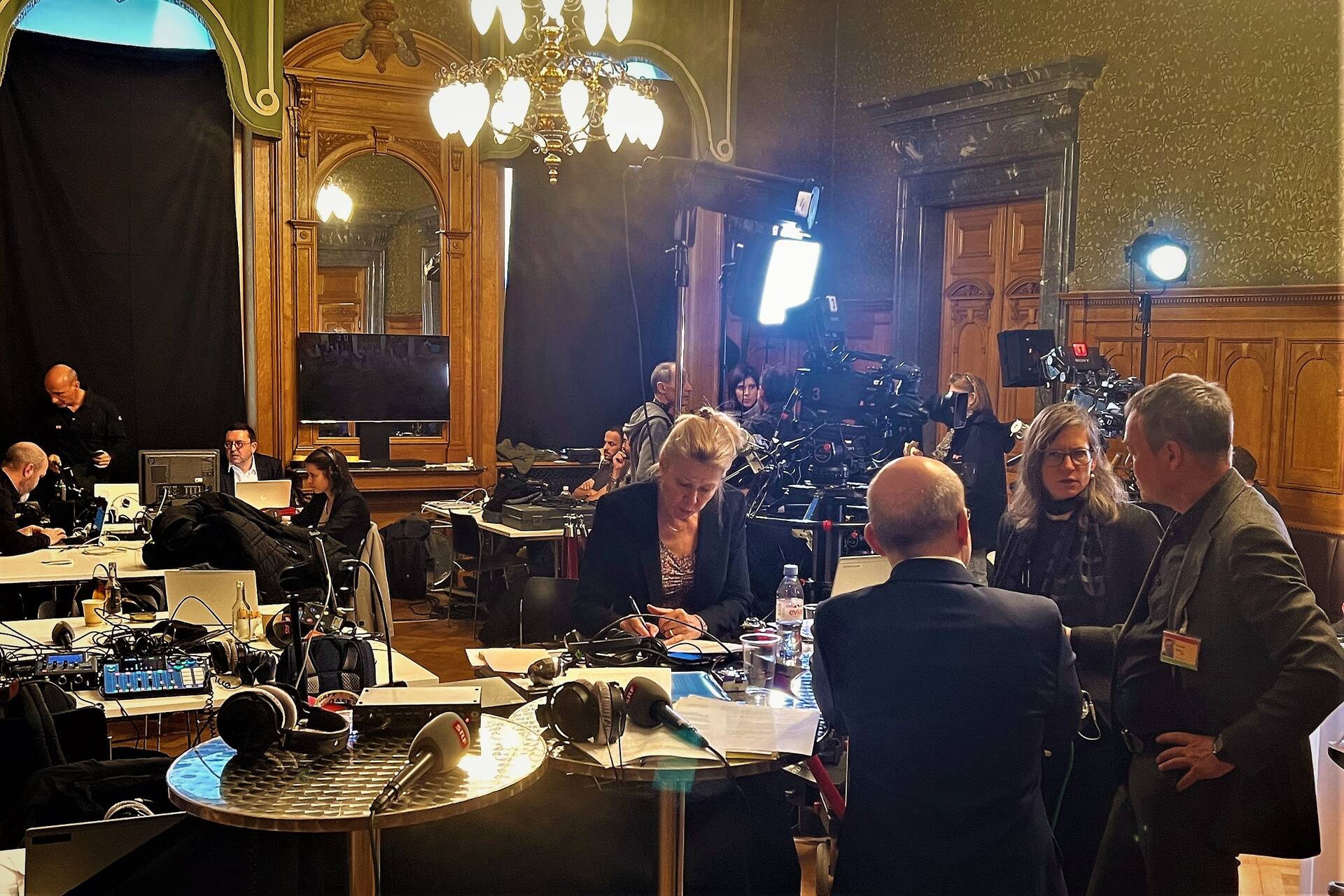 Consiglio Federale: la sala stampa di Palazzo Federale al momento della elezione dei Consiglieri Federali svizzeri Albert Rösti ed Elizabeth Baume-Schneider per il 2023