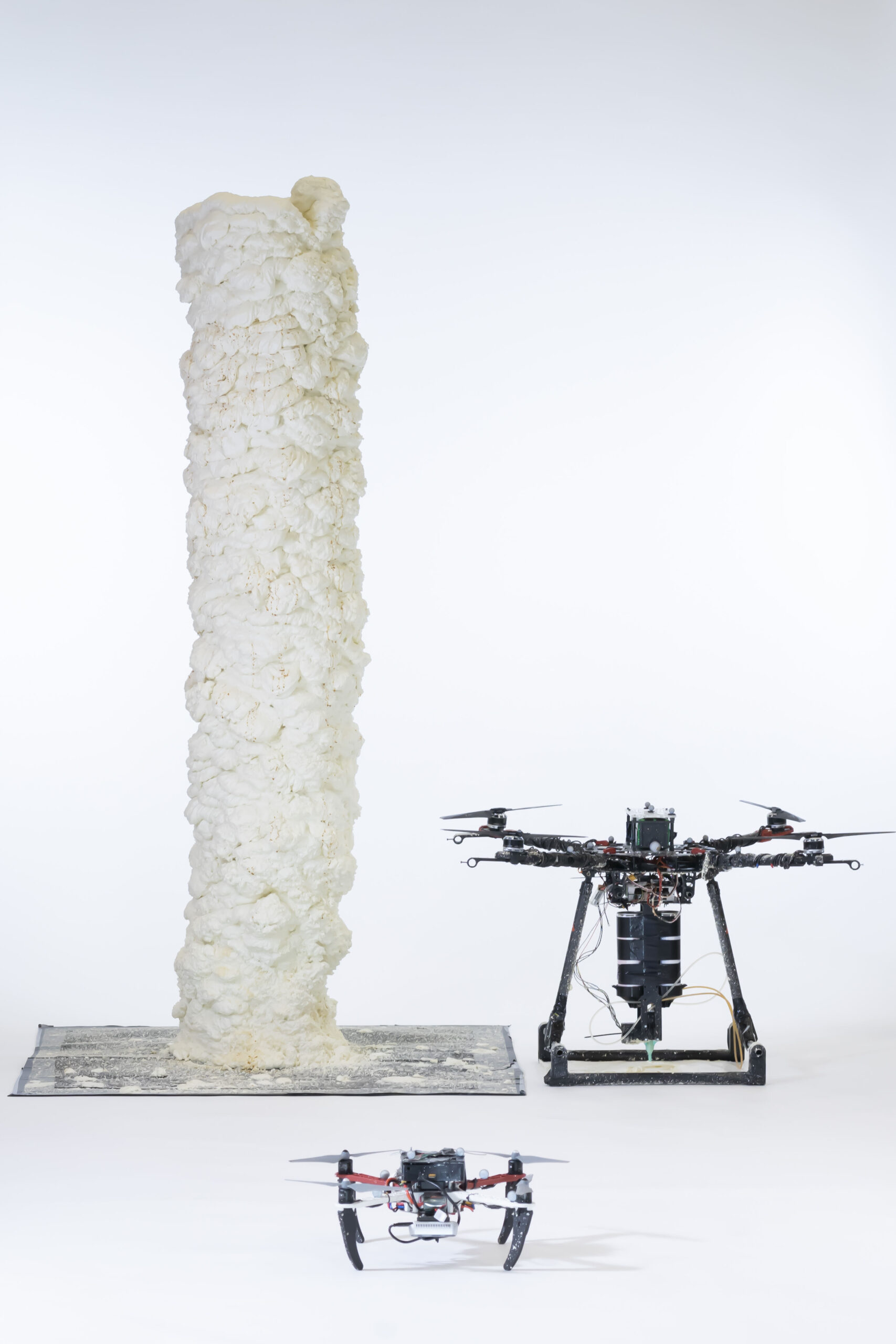 Droni collaborativi: lavoro di squadra: un BuilDrone e uno ScanDrone hanno costruito in 3D una "torre" alta circa due metri usando schiuma a indurimento rapido, che è stata depositata strato dopo strato