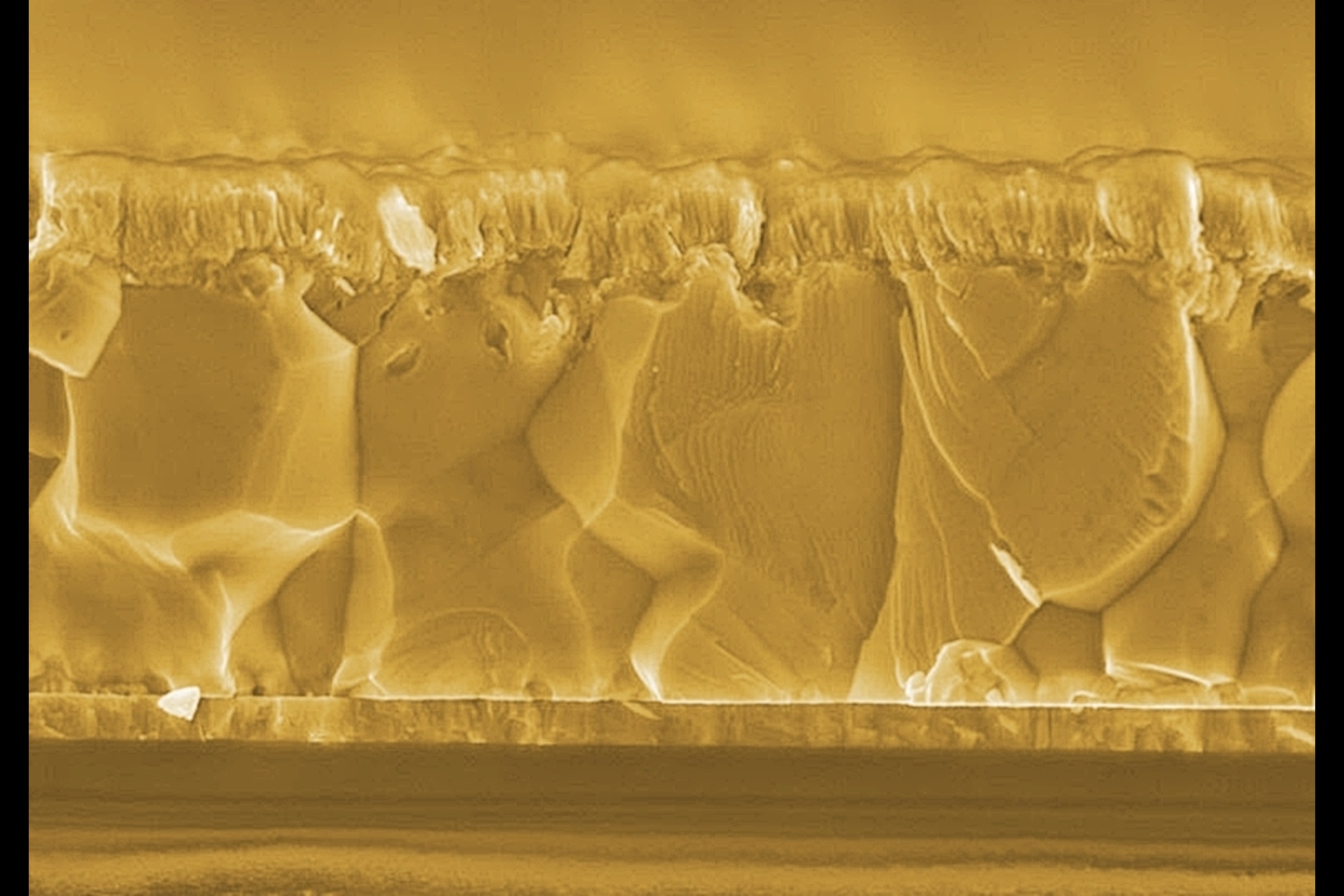 Bifaciálne solárne články: Bifaciálne solárne články CIGS pozostávajú z veľmi tenkých vrstiev, len 3 µm celkovo pre aktívne materiály: polykryštalická vrstva CIGS nanesená cez priehľadný elektrický kontakt absorbuje svetlo z prednej aj zadnej strany