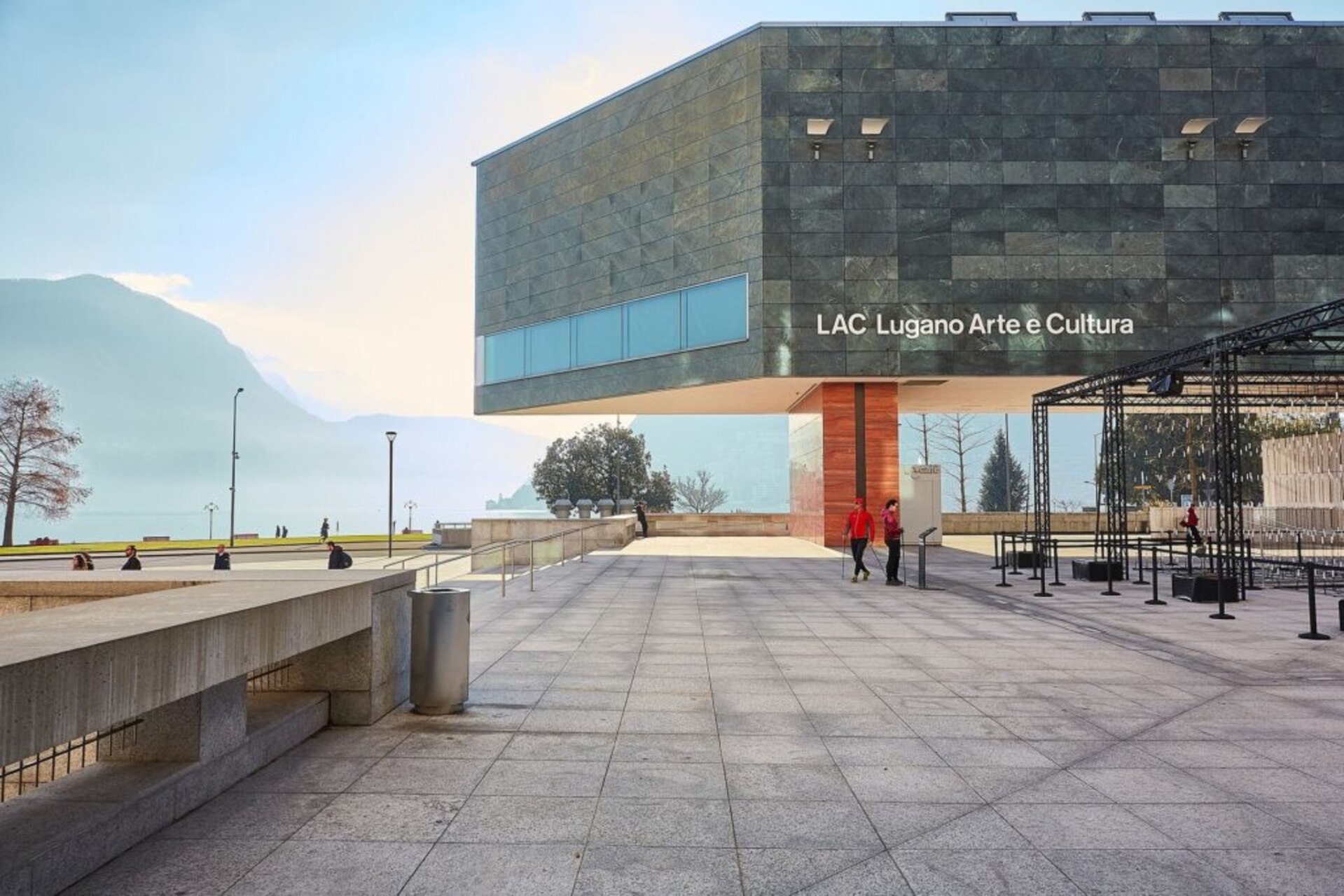Luganói Turisztikai Iroda: a LAC Lugano Arte Cultura központjának épülete Luganóban, Ticinóban