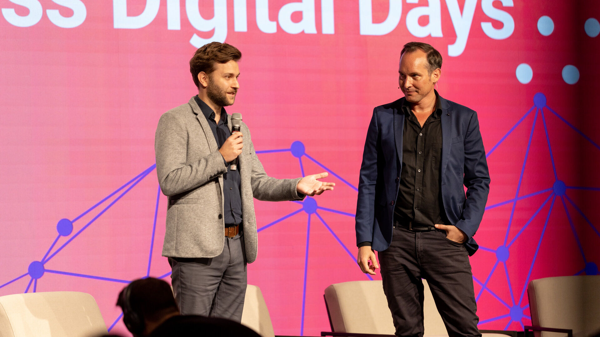 „Swiss Digital Days“: „Swiss Digital Days“ 2022 baigiamasis renginys Freiruum mieste Zug (Zug) spalio 27 d.: vakaro moderatorius Robas Holubas ir skaitmeninės Šveicarijos viešojo dialogo projektų vadovas Kristofas ​​A. Hertigas