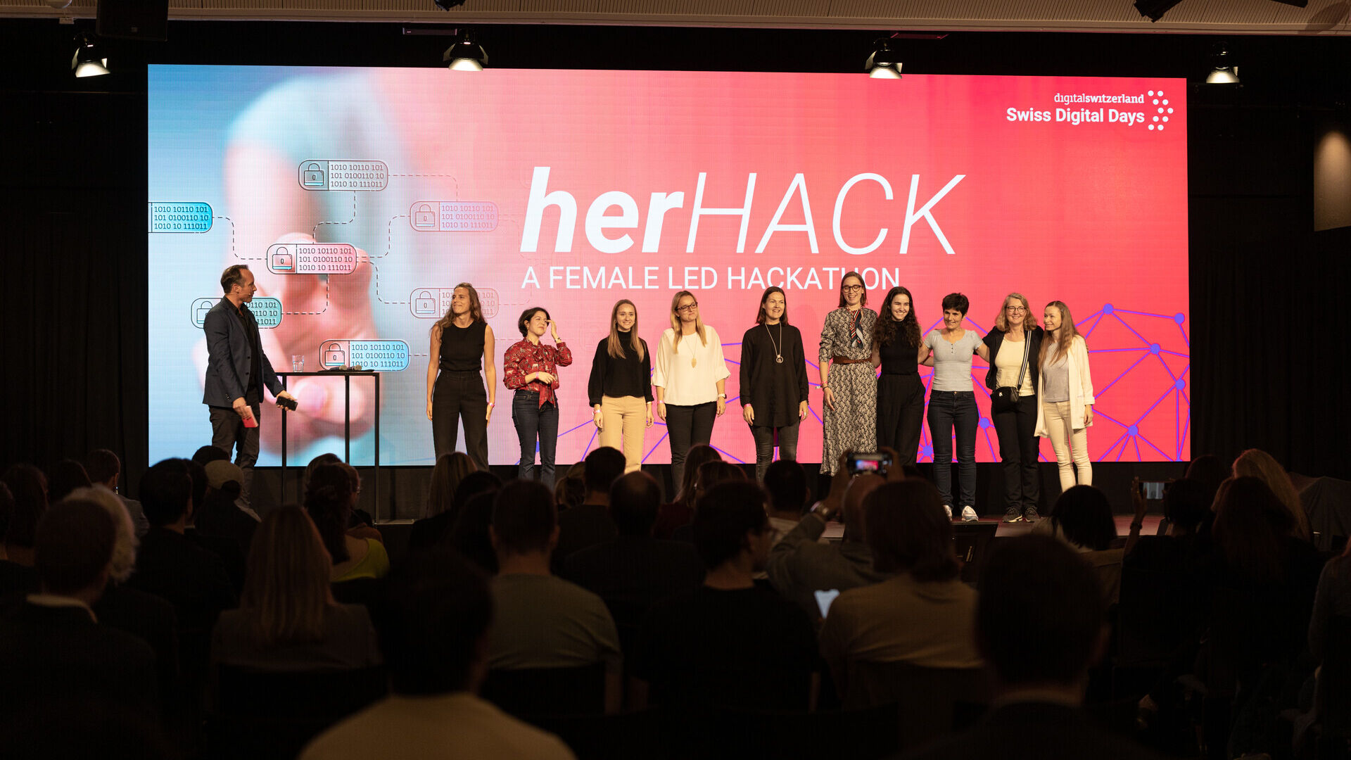 Swiss Digital Days: o evento final dos "Swiss Digital Days" 2022 no Freiruum em Zug (Zug) em 27 de outubro: a cerimônia de premiação do hackathon feminino "herHACK" com a vitória de Greender