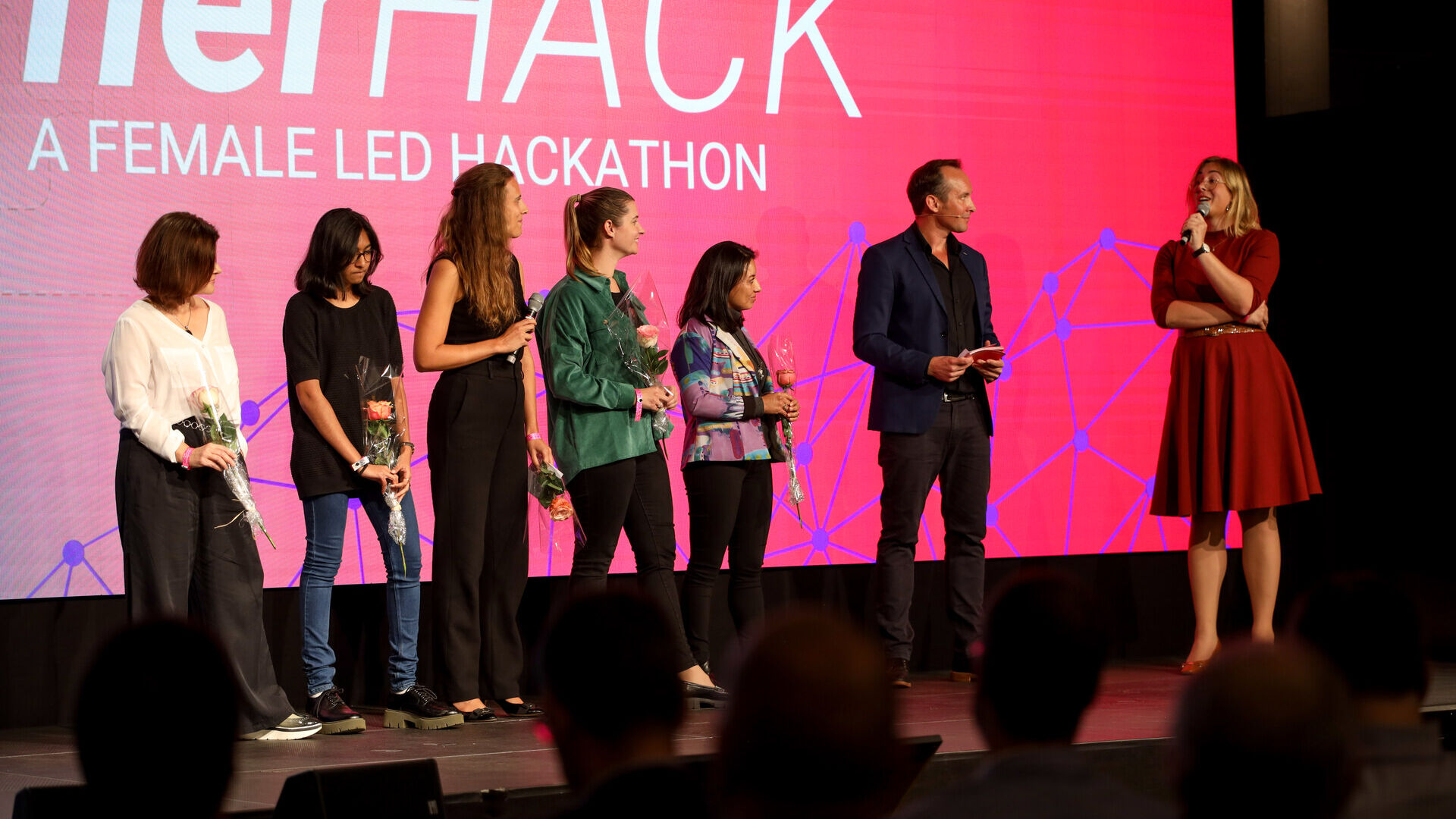 Swiss Digital Days: η τελική εκδήλωση των "Swiss Digital Days" 2022 στο Freiruum στο Zug (Zug) στις 27 Οκτωβρίου: η τελετή βράβευσης του γυναικείου hackaton "herHACK" με τη νίκη του Greender