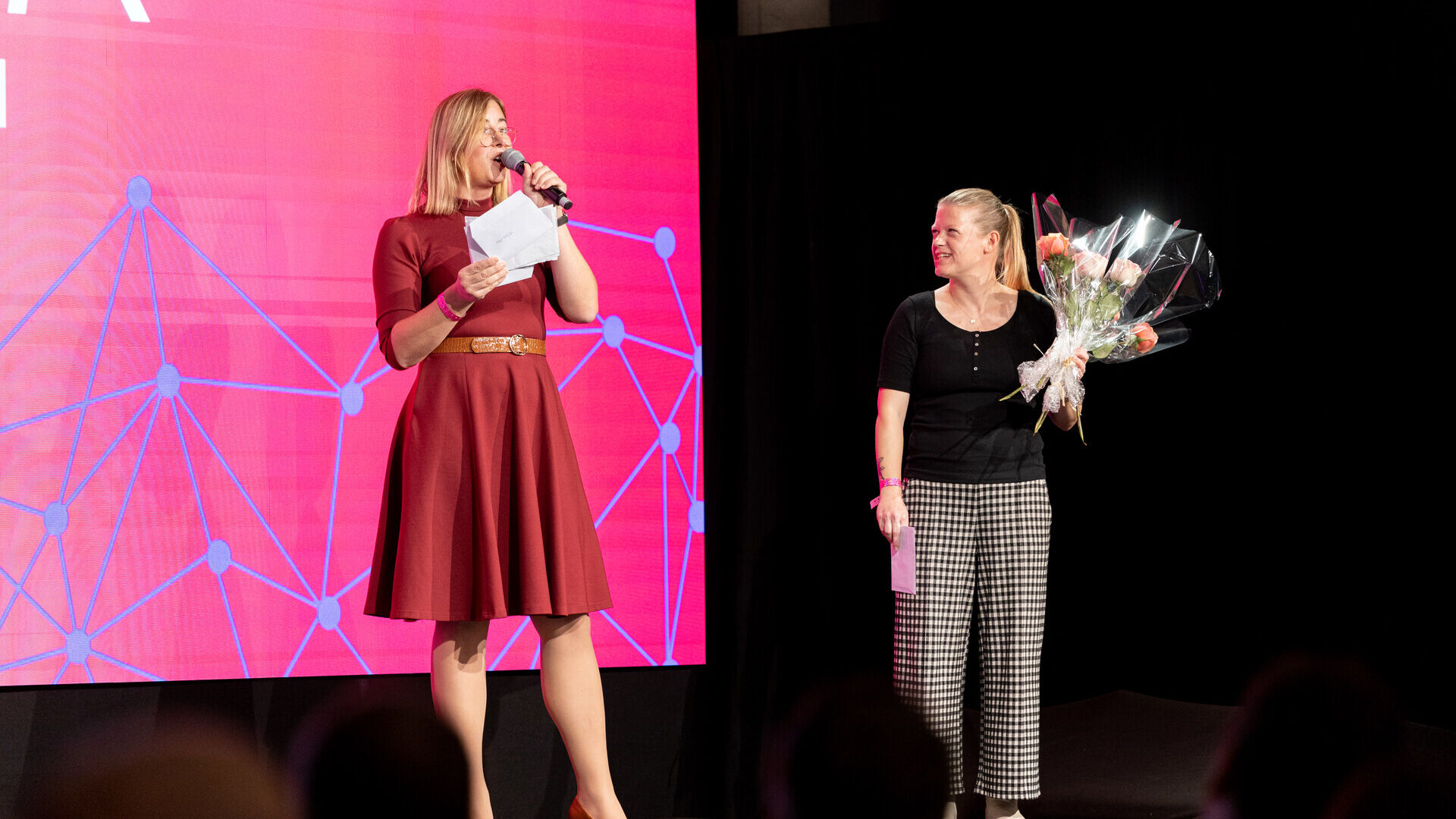 瑞士数字日：2022 月 27 日在楚格 (Zug) 的 Freiruum 举行的 XNUMX 年“瑞士数字日”最后一场活动：女子黑客马拉松“herHACK”颁奖典礼，格林德获胜