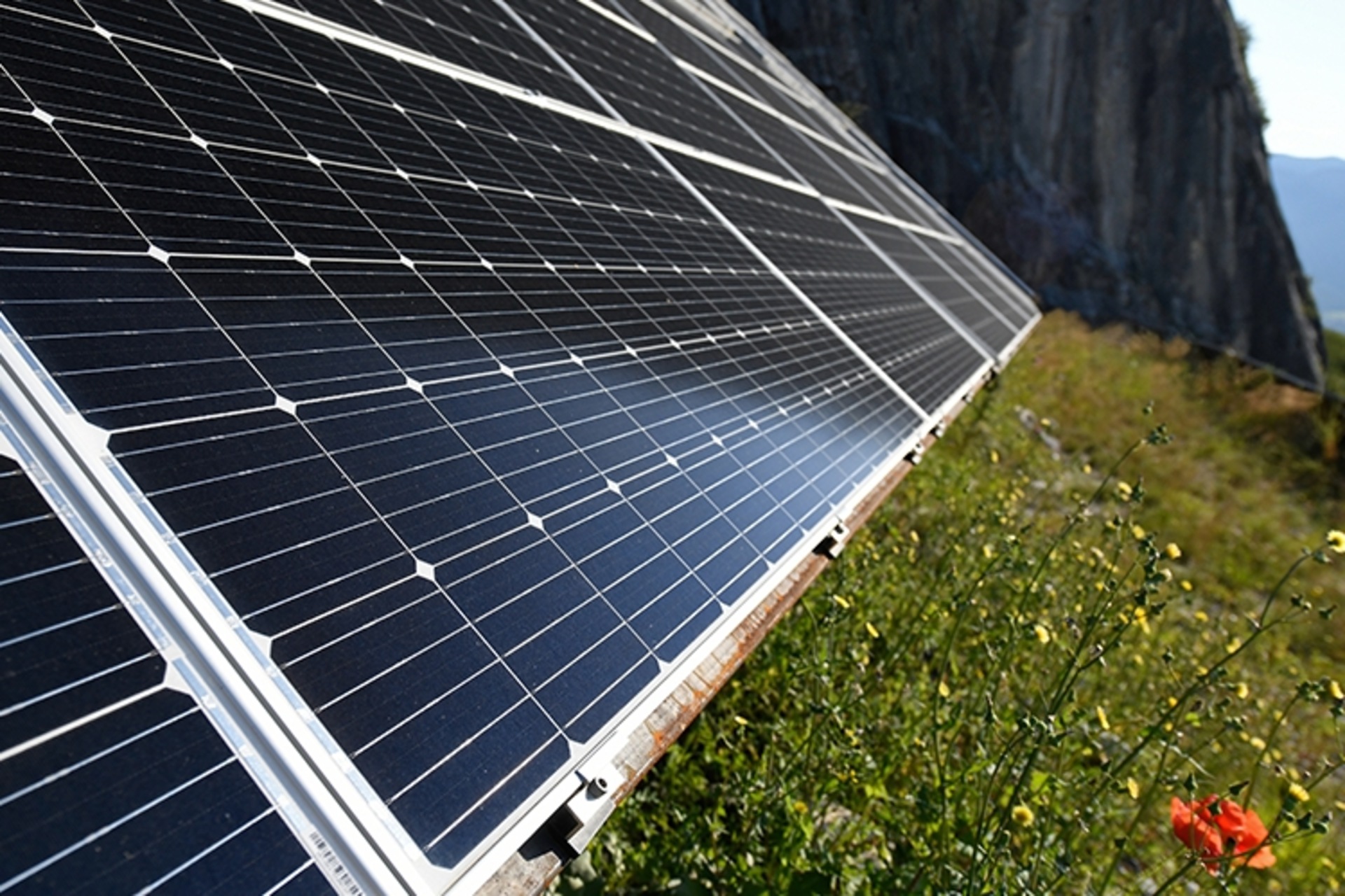 Energy Future 2050:: l'impianto fotovoltaico di grandi dimensioni nella cava dismessa di Calinis a Felsberg, nel Cantone dei Grigioni