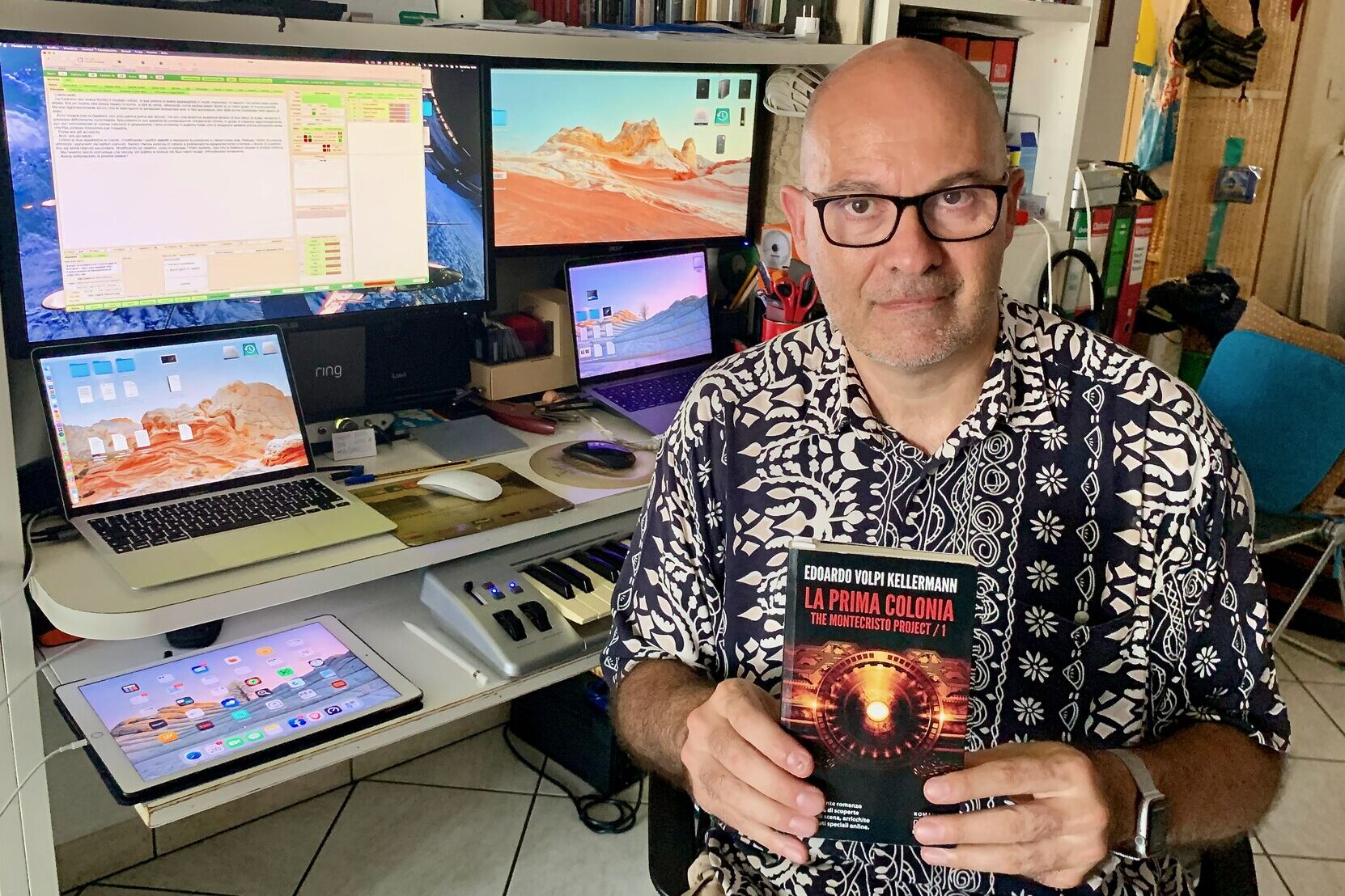 Literatura innovadora: el escritor Edoardo Volpi Kellermann con la portada de la edición en papel de "El Proyecto Montecristo - La primera colonia"