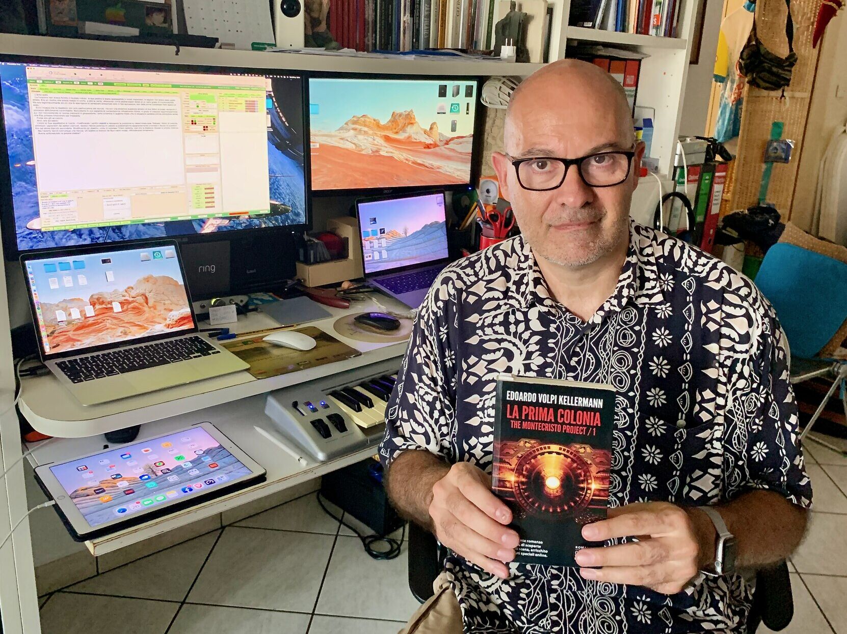 Literatura innovadora: l'escriptor Edoardo Volpi Kellermann amb la portada de l'edició en paper de "El projecte Montecristo - La primera colònia"