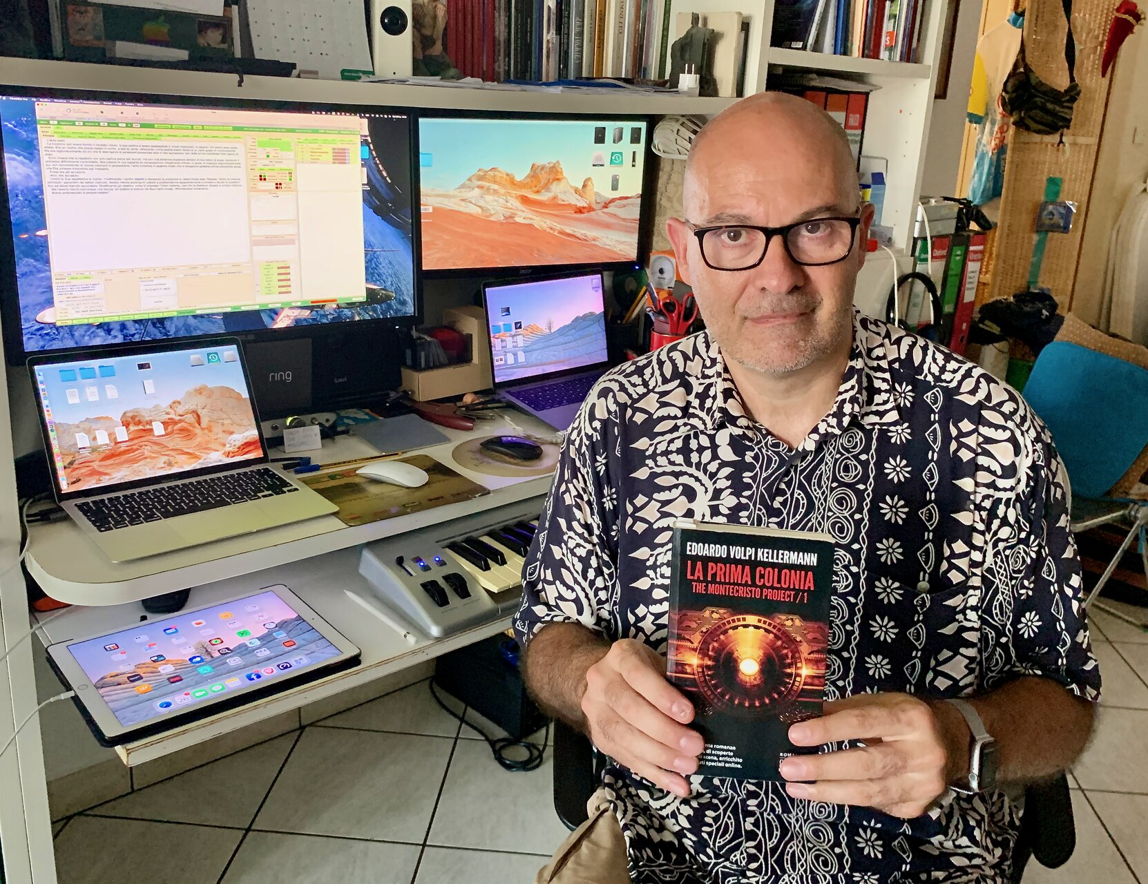 Literatura innovadora: l'escriptor Edoardo Volpi Kellermann amb la portada de l'edició en paper de "El projecte Montecristo - La primera colònia"