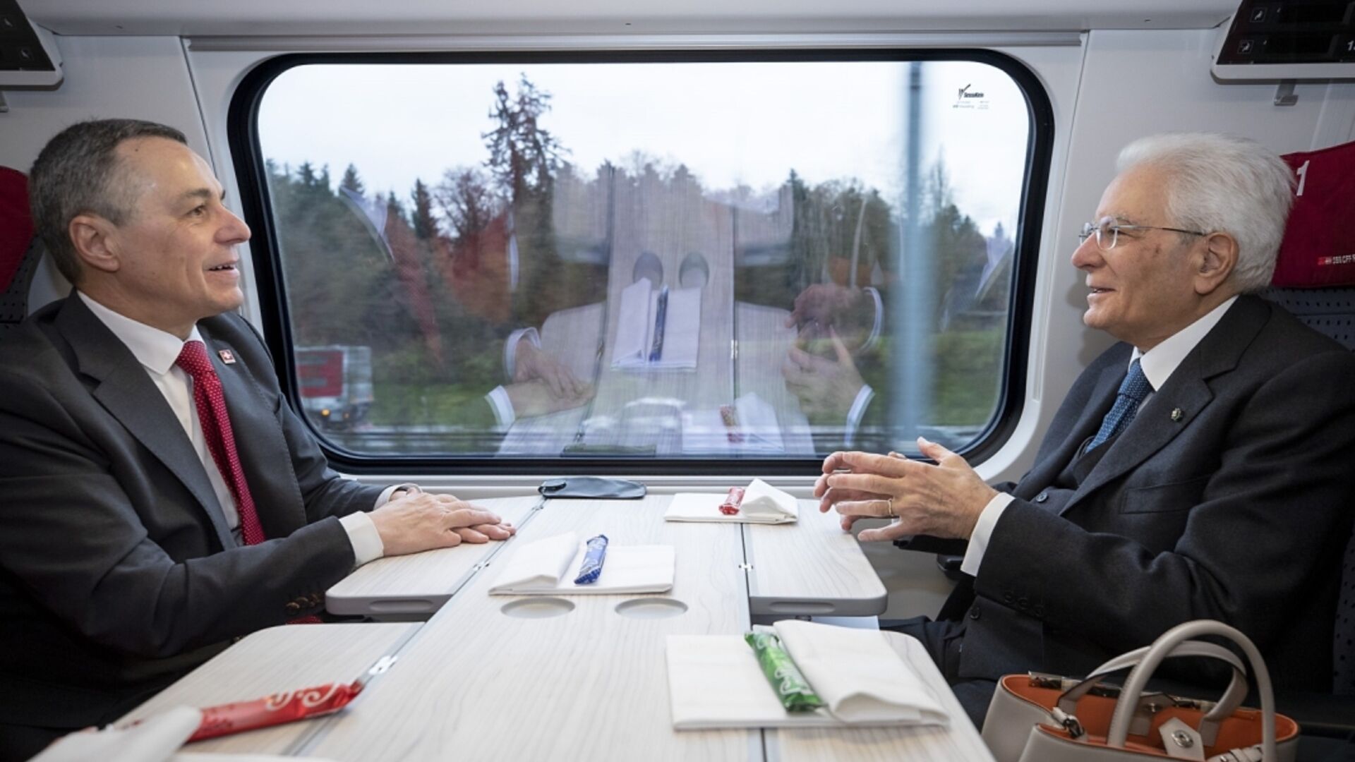 Sergio Mattarella ha viaggiato in treno fra Berna e Zurigo accanto a Ignazio Cassis, Presidente della Confederazione Elvetica, in occasione della sua visita di tre giorni in Svizzera il 28, 29 e 30 novembre 2022