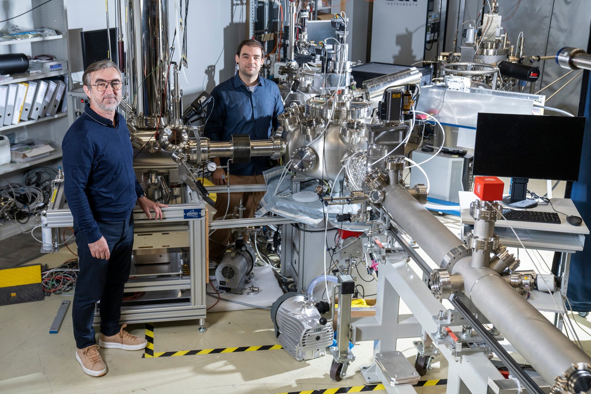 Транзистори кои се префрлаат на светлина: Милан Радовиќ и Едуардо Бонини Гуедес од групата Spectroscopy of Quantum Materials во зраците на Spectroscopy of Interfaces and Surfaces (SIS) на швајцарскиот извор на светлина (SLS) на Институтот Пол Шерер (PSI) (Фото: Махир Џамбег /Институт Пол Шерер)