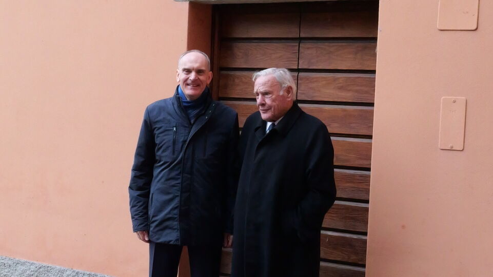 Sciences humaines et naturelles : Roberto Badaracco, Municipal de Lugano, et Arturo Licenziati, Président et CEO du Groupe IBSA, à l'entrée de Casa Carlo Cattaneo la veille de Noël 2022