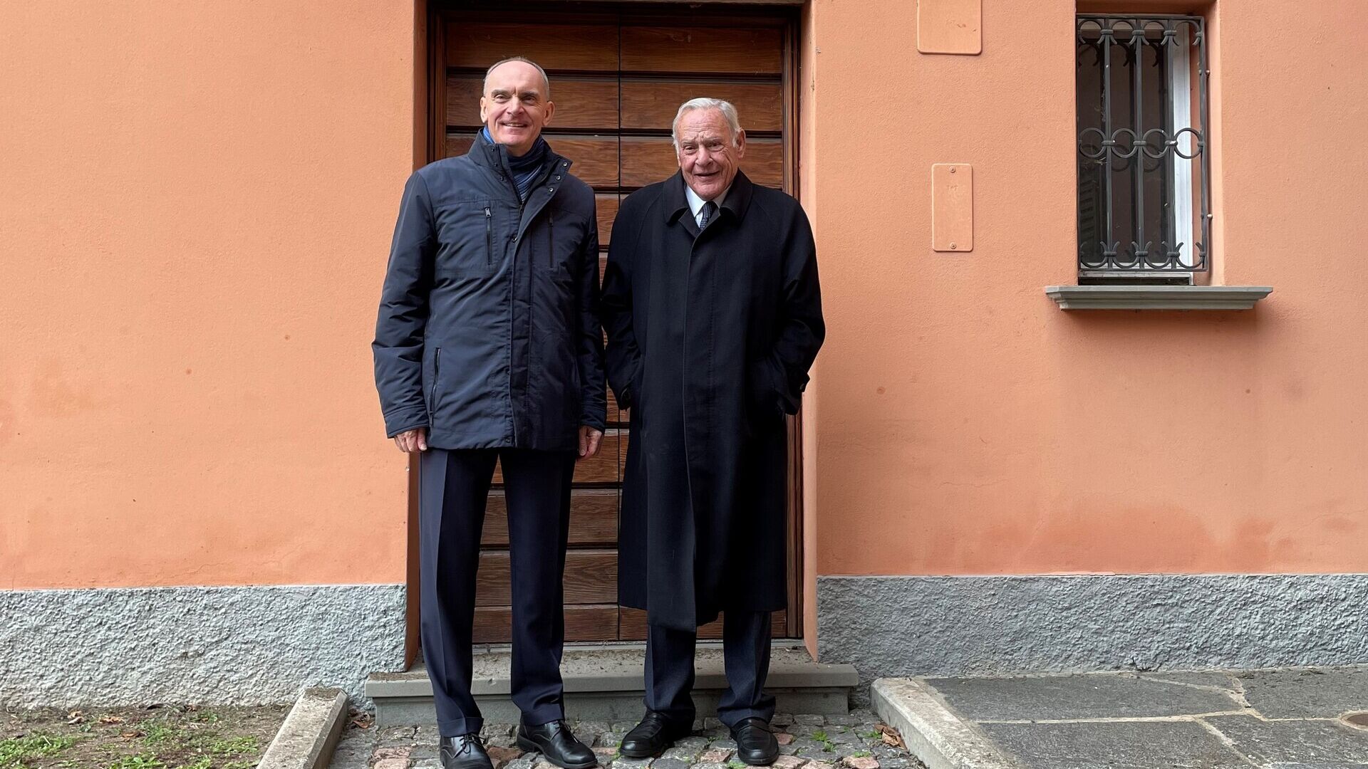 Ilmu pengetahuan manusia dan alam: Roberto Badaracco, Kota Lugano, dan Arturo Licenziati, Presiden dan CEO IBSA Group, di pintu masuk Casa Carlo Cattaneo pada Malam Natal 2022
