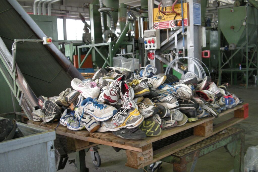 Riciclo dei rifiuti: scarpe da ginnastica destinate al recupero per limitare i rifiuti