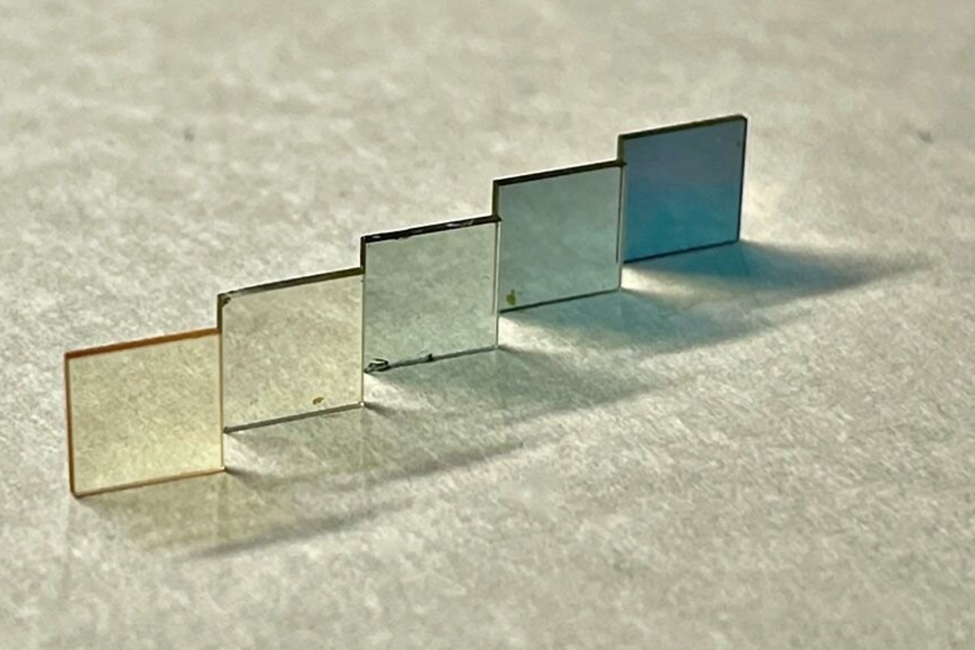 Transistors commutables par la lumière : un ensemble de films métalliques d'oxyde de strontium-vanadium (SrVO3) d'épaisseur croissante (Photo : Instituto de Ciencia de Materials de Barcelona (ICMAB-CSIC))