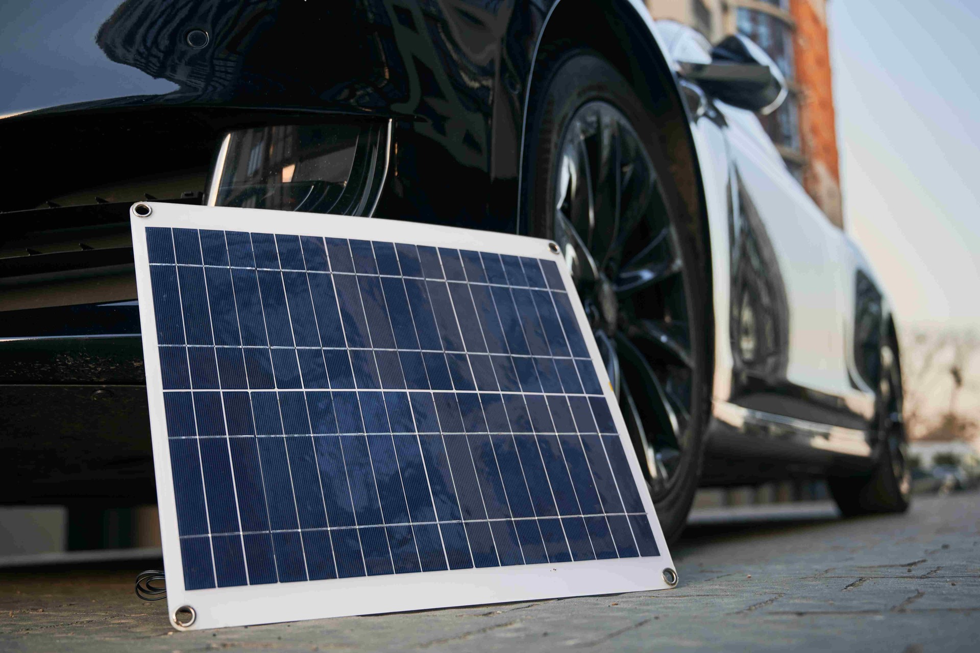Mobilità elettrica: un pannello solare accanto a un'automobile a propulsione elettrica