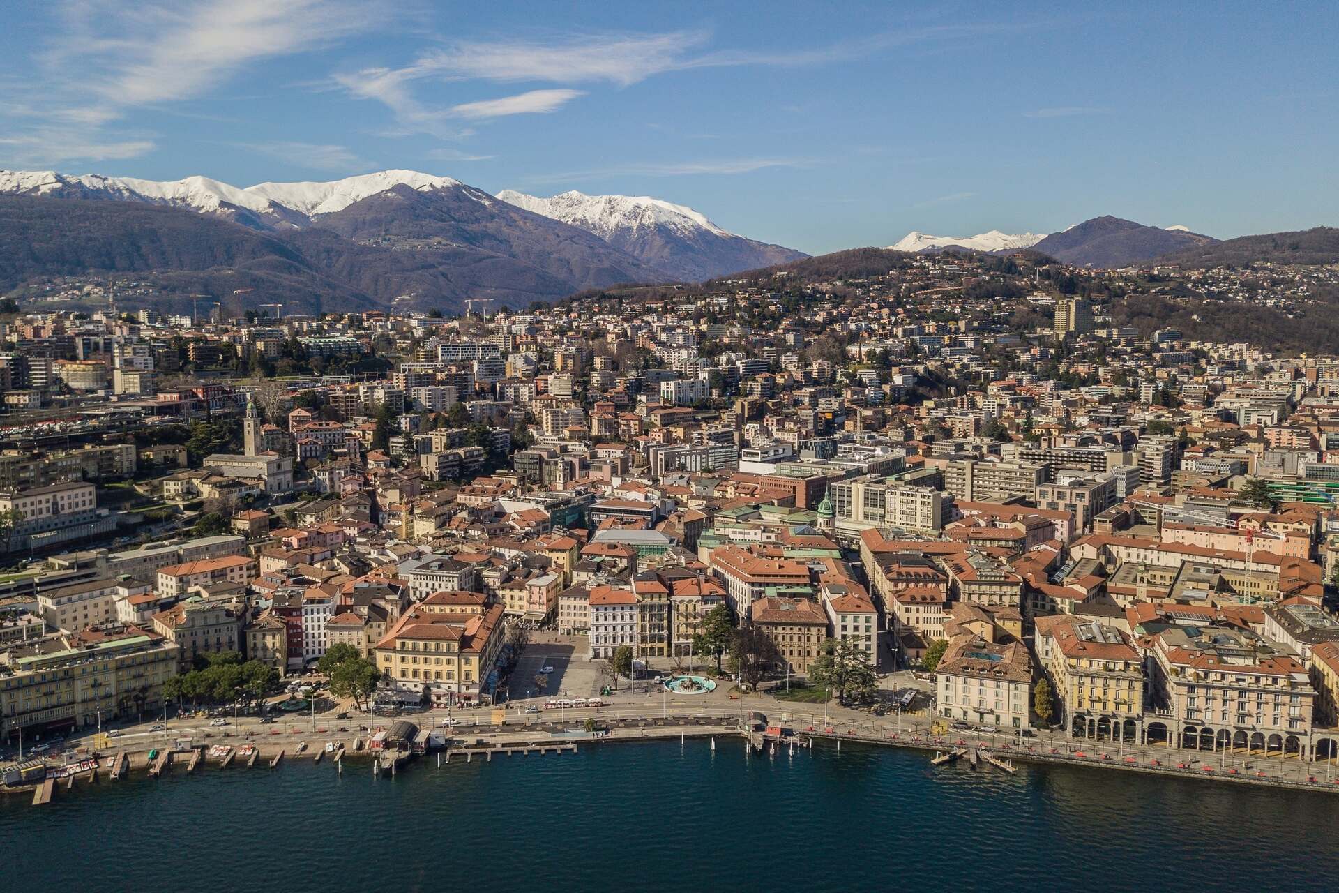 Ente Turistico del Luganese: una vista aerea del centro storico di Lugano dal lago Ceresio