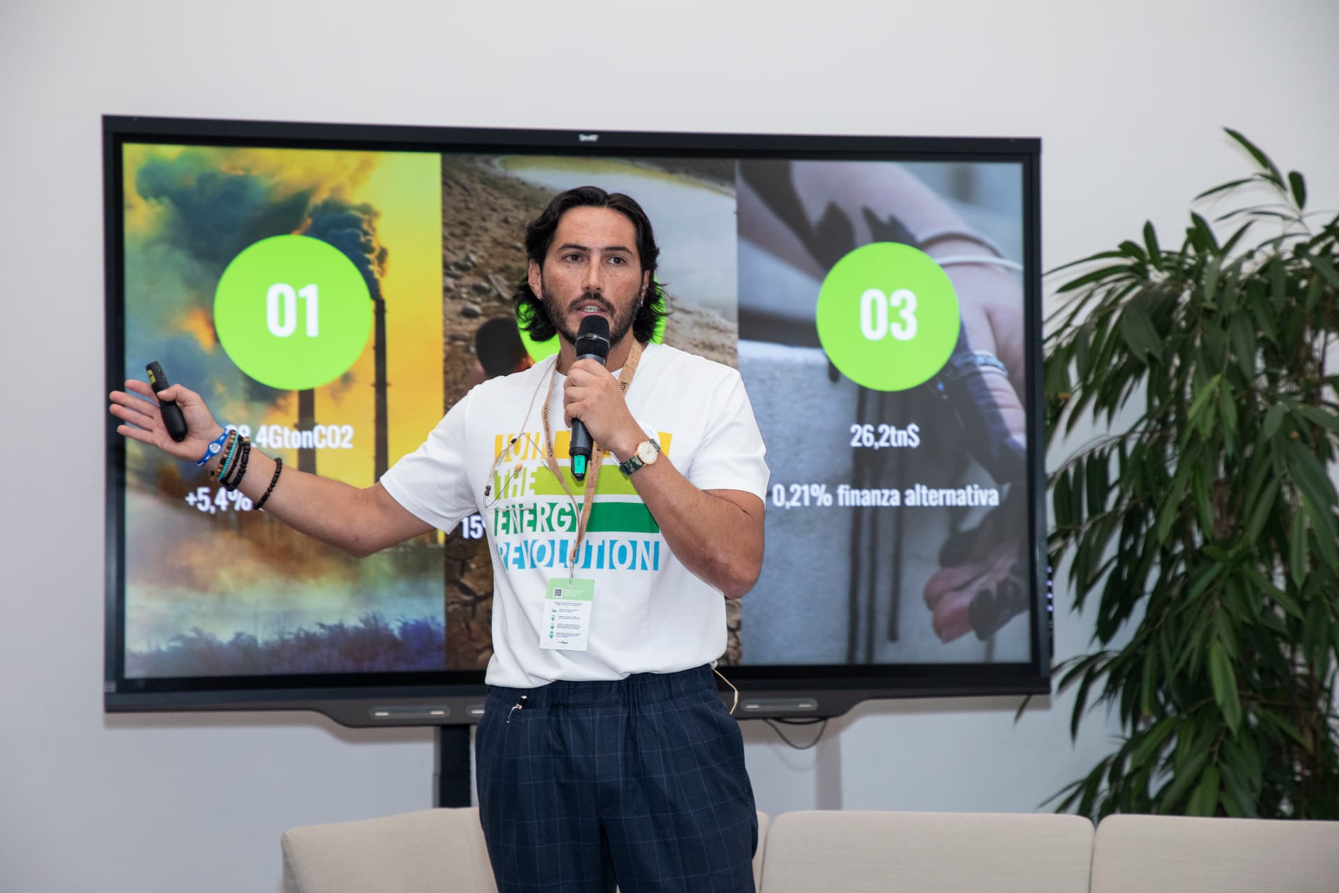 Ener2Crowd: Giorgio Mottironi, Ener2Crowd-un təsisçilərindən biri, 27 oktyabr 2022-ci ildə Milanda keçirilən ilk alternativ və yaşıl maliyyə forumu olan "GreenVestingForum" zamanı