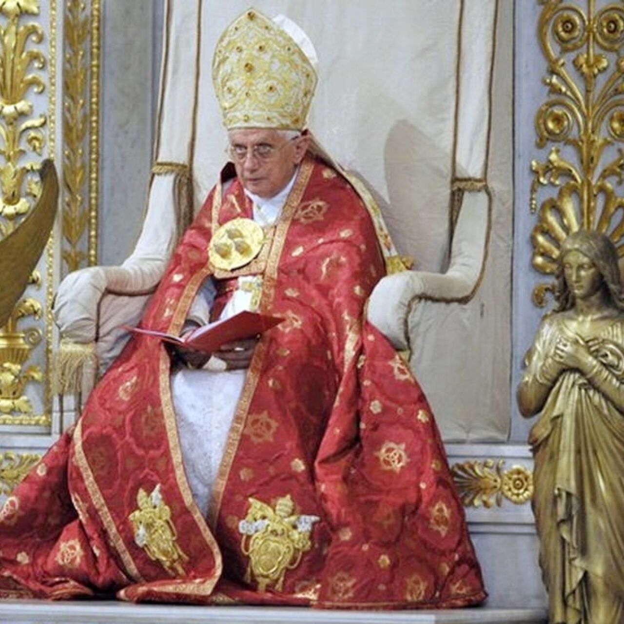 Papa Benedetto XVI: Benedetto XVI, al secolo Joseph Ratzinger, 265esimo Papa della Chiesa cattolica e vescovo di Roma, ha presieduto la cerimonia di apertura dell'Anno Paolino il 29 giugno 2008