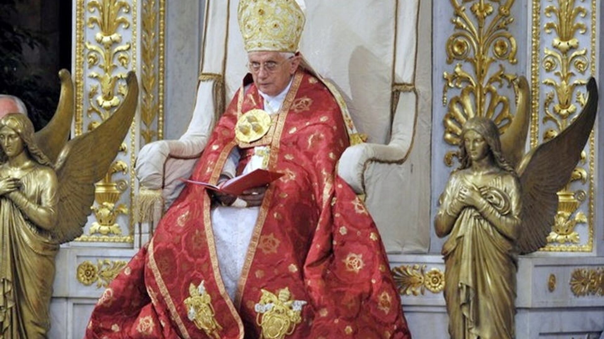 Papa Benedetto XVI: Benedetto XVI, al secolo Joseph Ratzinger, 265esimo Papa della Chiesa cattolica e vescovo di Roma, ha presieduto la cerimonia di apertura dell'Anno Paolino il 29 giugno 2008