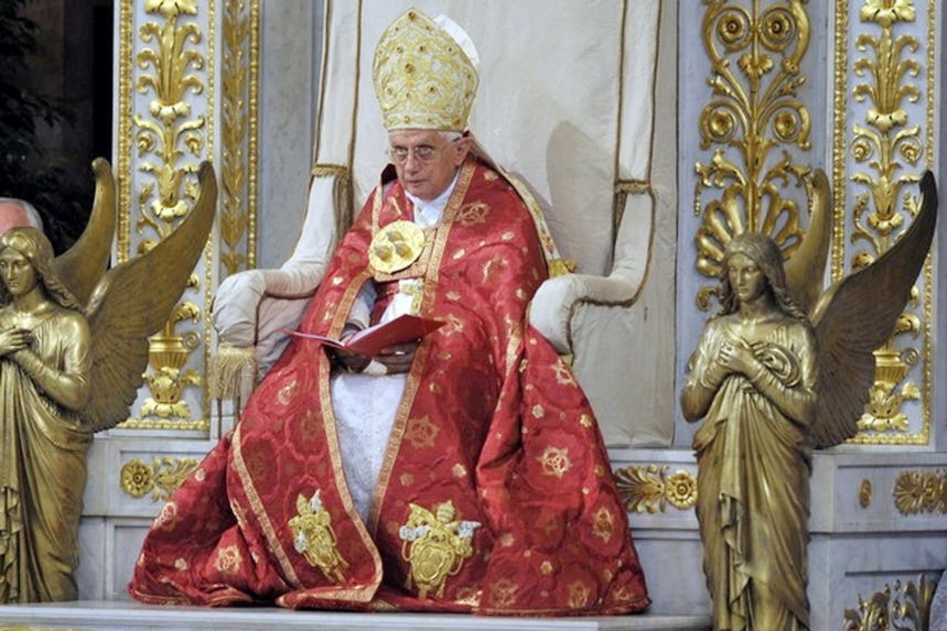 Påve Benedikt XVI: Benedikt XVI, född Joseph Ratzinger, den katolska kyrkans 265:e påve och biskop av Rom, presiderade över öppningsceremonin för det Paulina året den 29 juni 2008