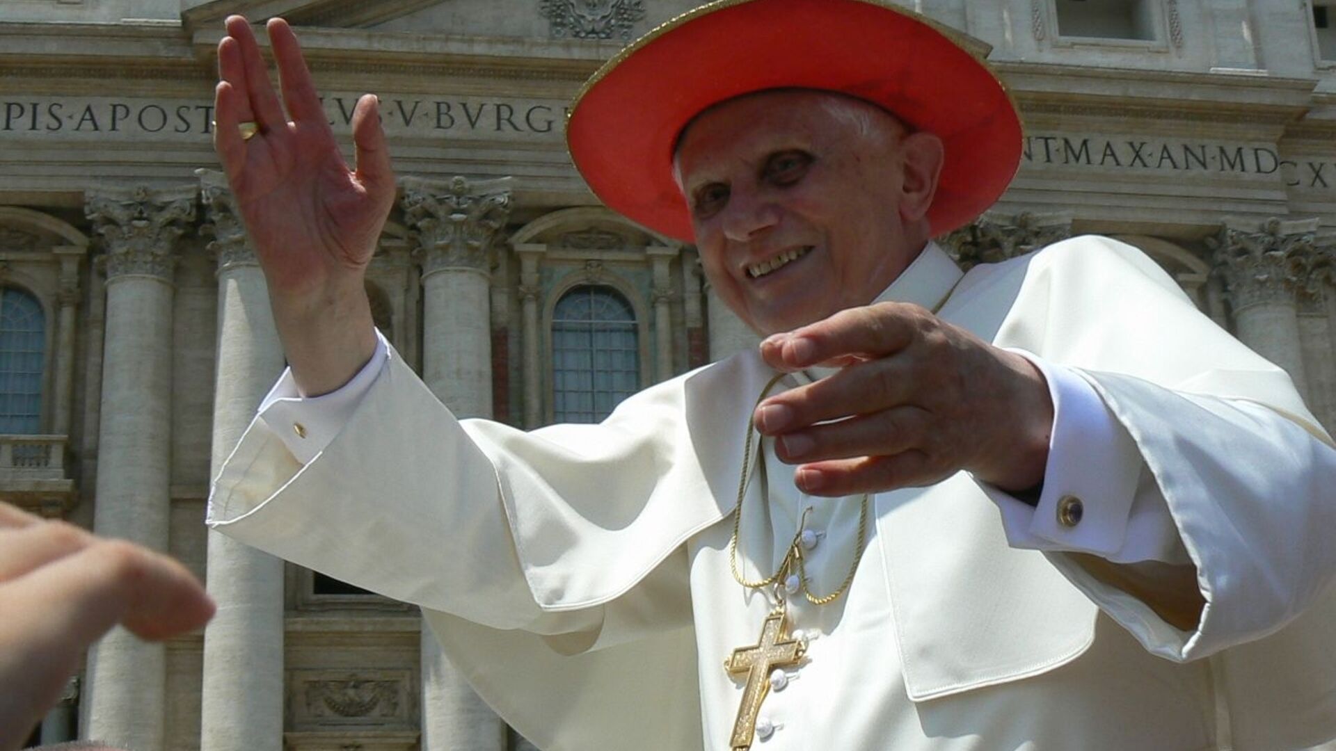 Papa Benedetto XVI: Benedetto XVI: Benedetto XVI ha reintrodotto l'uso cerimoniale di paramenti tradizionali che erano caduti in disuso, come la mitra di Pio IX, le mule papali, il camaglio, il camauro o, come in questo caso, il saturno